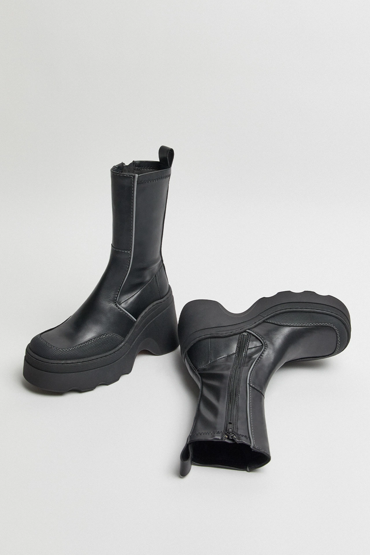 E8-deandra-black-boots-02