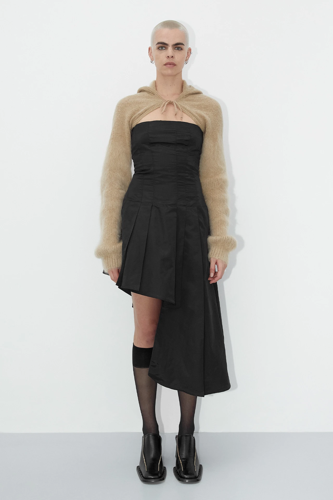 EC-Miista-Lucrezia-Black-Pleated-Dress-Nivi-Hoddie-Camel-Sleeves-04