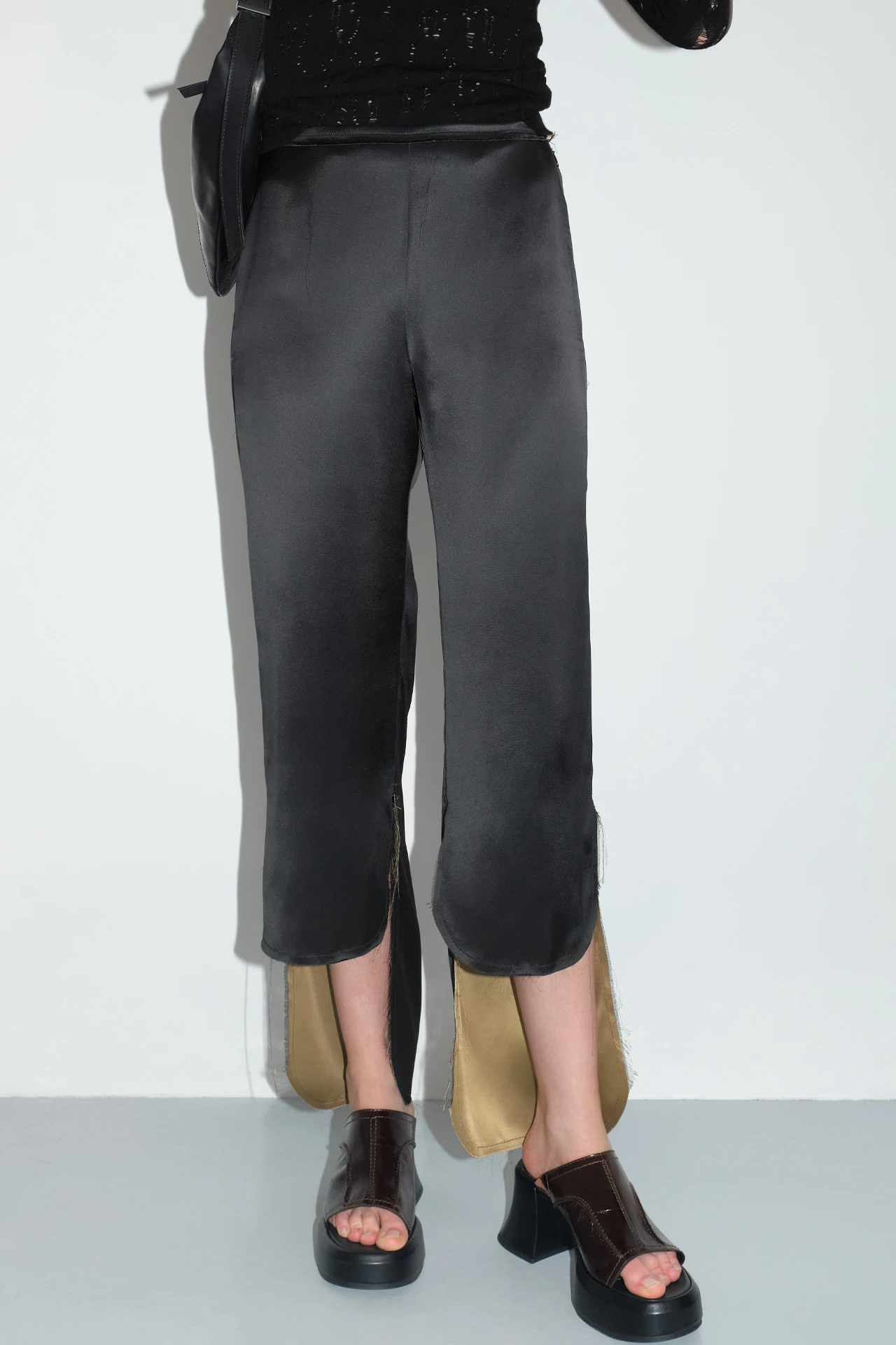 EC-miista-ball-black-beige-trousers-01