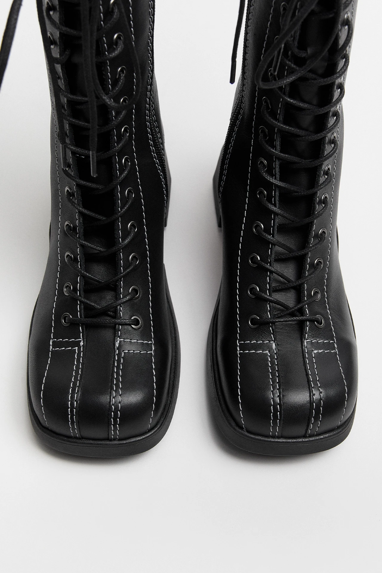 E8-Inge-Black-Ankle-Boots-04