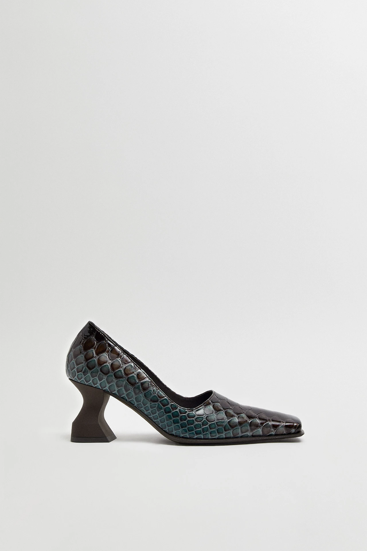 Miista-beth-blue-brown-snake-courts-01