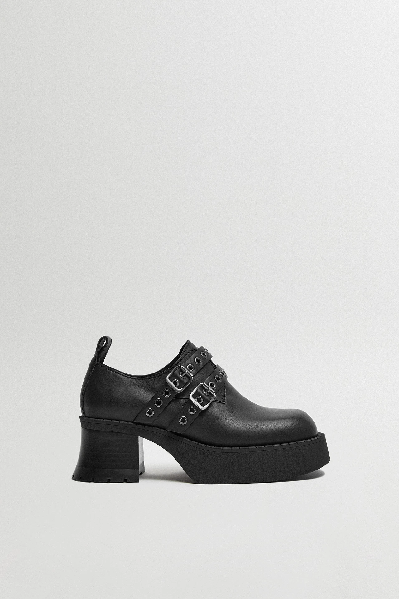 E8-Ute-Black-Brogues-01