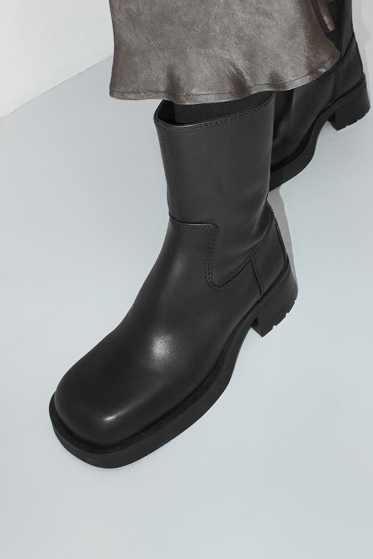 ec-e8-yolanda-black-boots-05