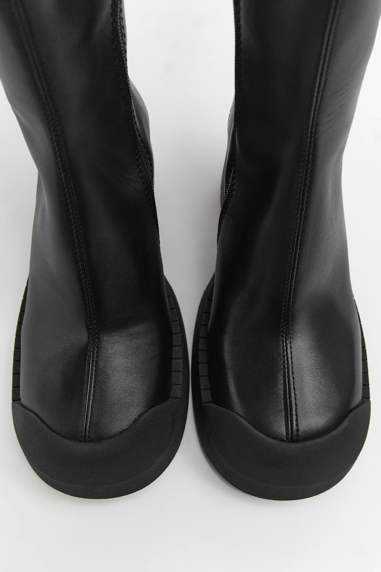 e8-Sibylle-Black-Boots-03