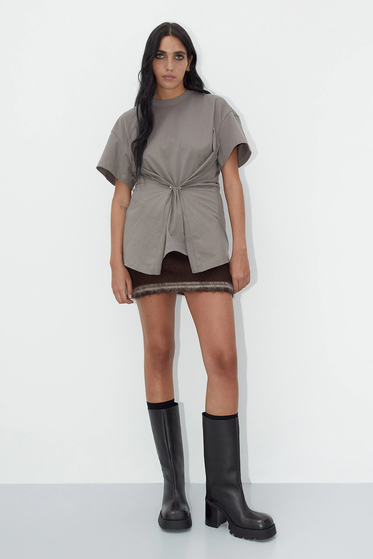 EC-e8-Steffi-Brown-Boots-maura-grey-piercing-T-Shirt-Corinna-Brown-Belt-Skirt-03