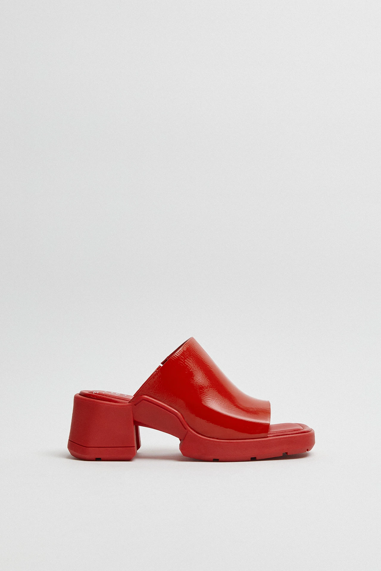 E8-Clarin-Rojo-Mule-Sandal-01