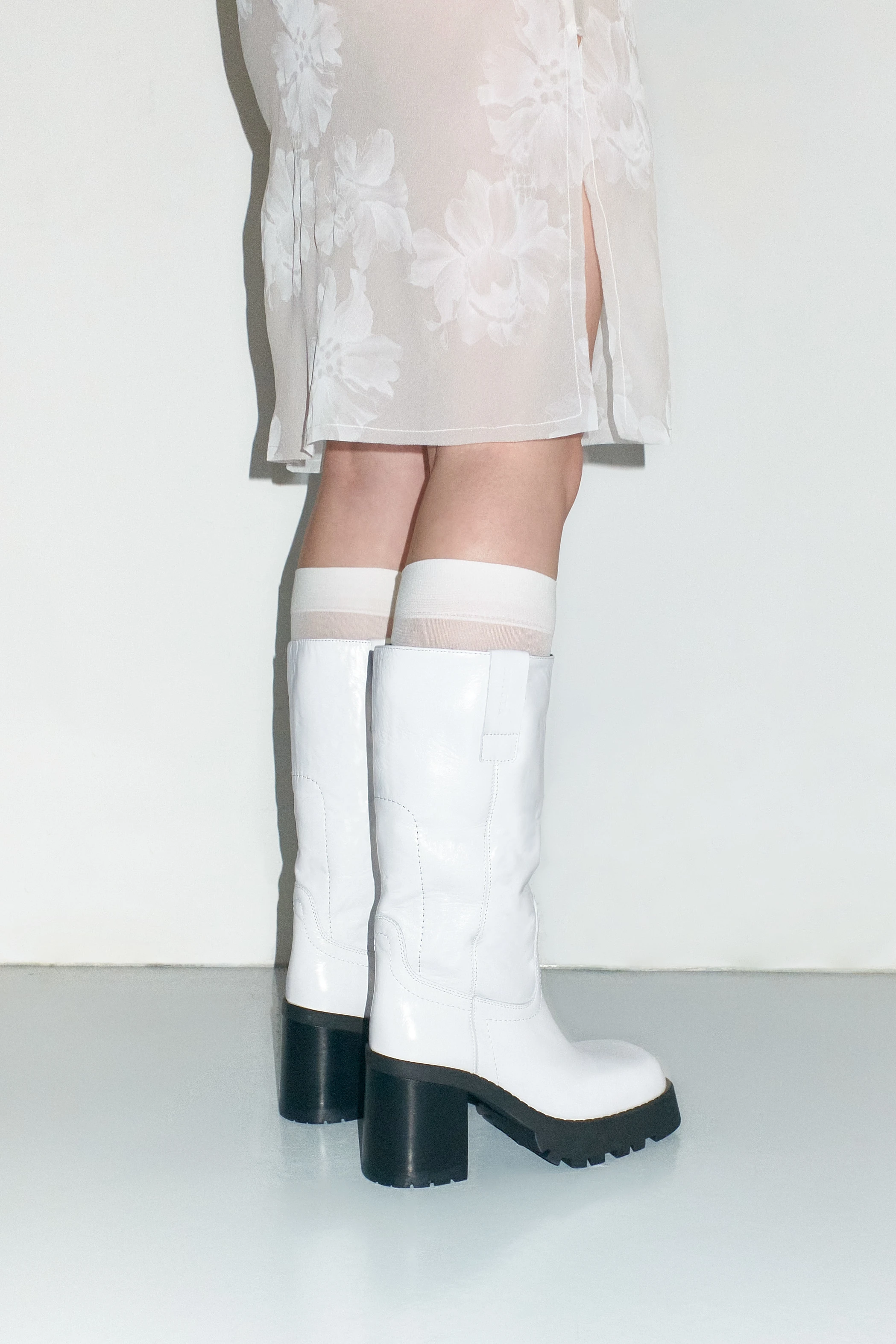 EC-E8-Dionira-White-Tall-Boots-02