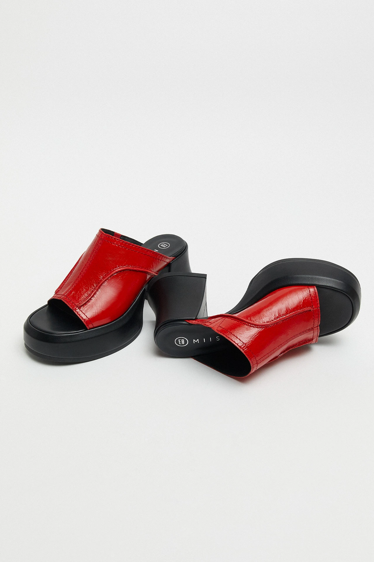 E8-Lota-Red-Sandal-02