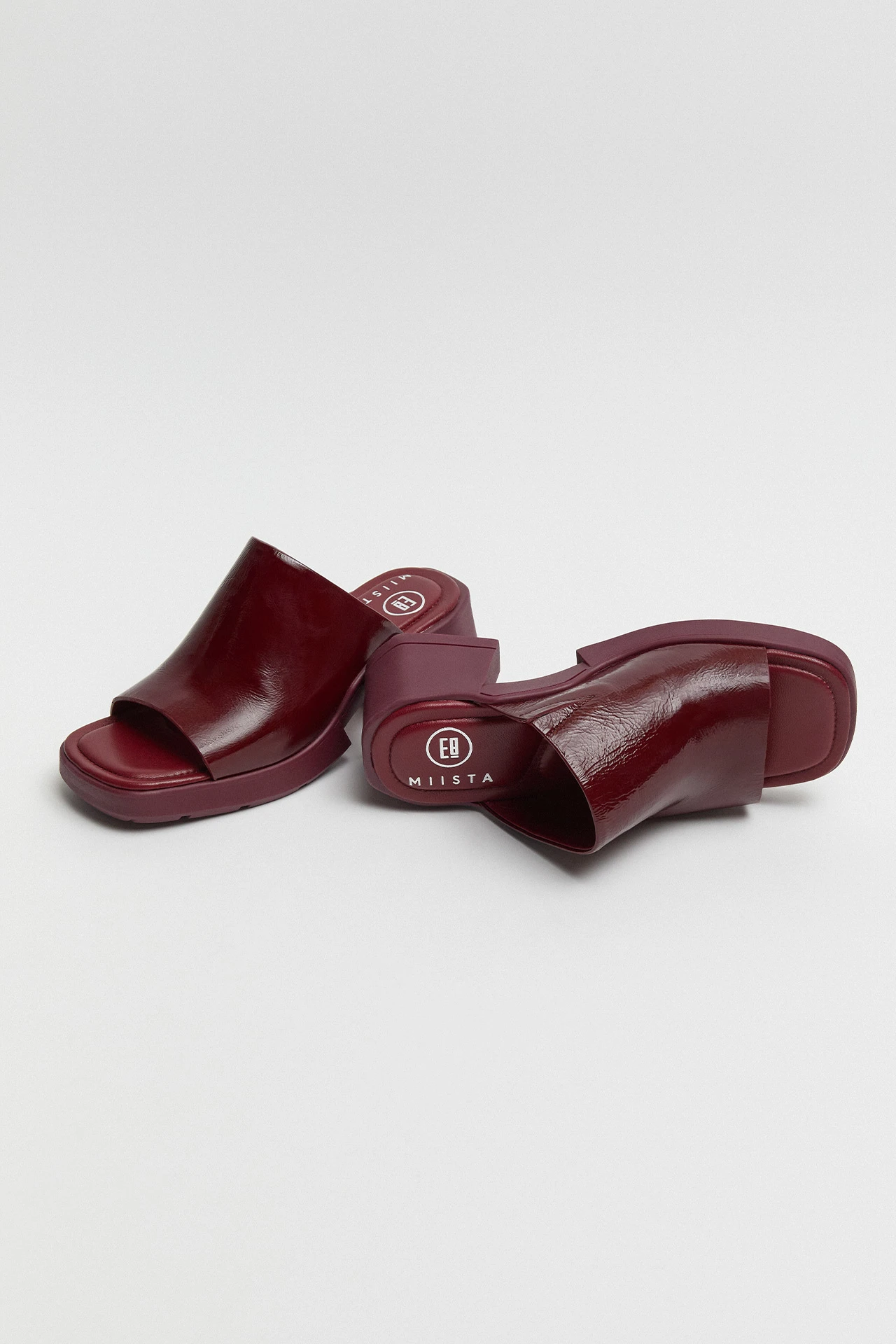 E8-Clarin-Burgundy-Mule-Sandal-02