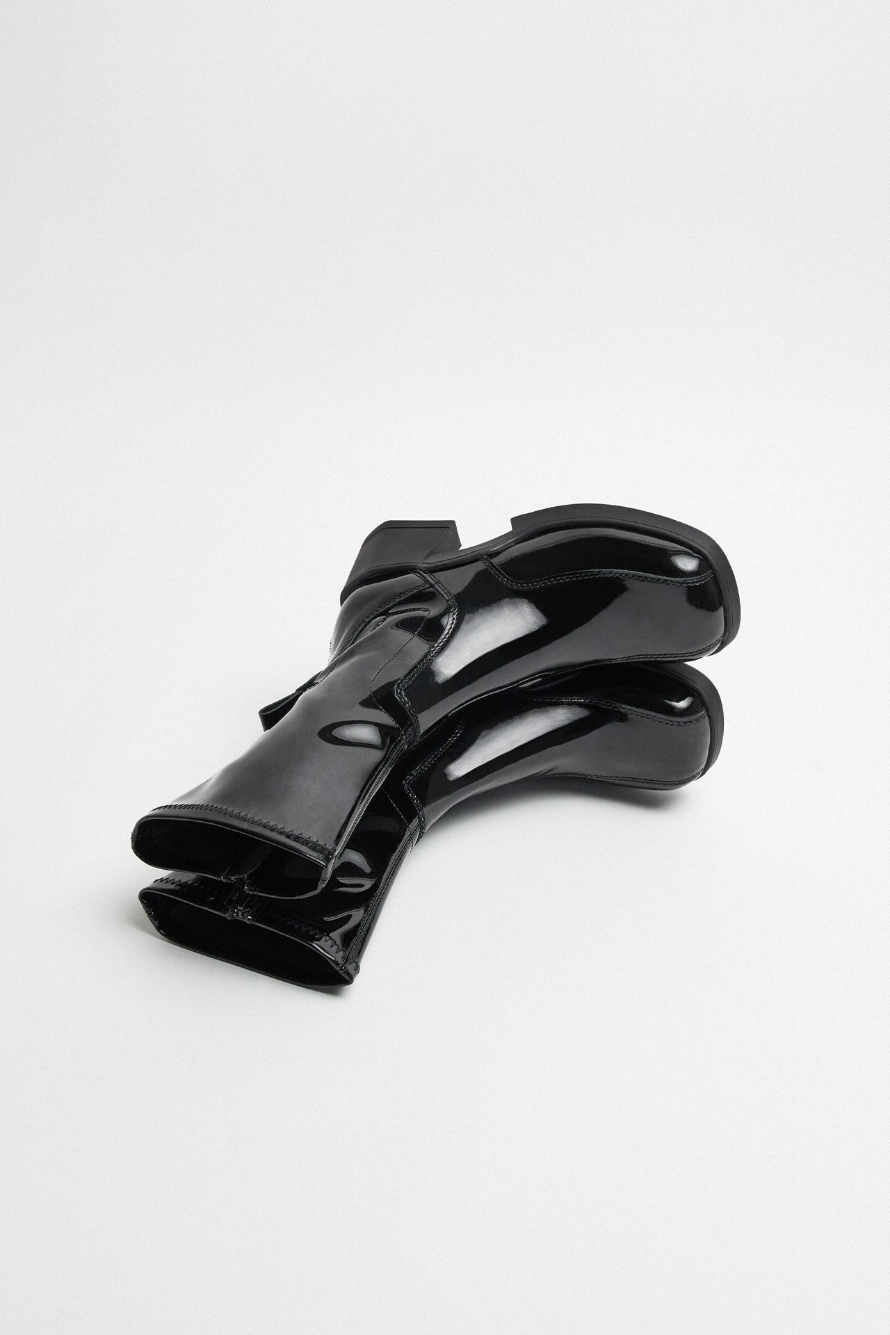 E8-viken-black-patent-boots-03