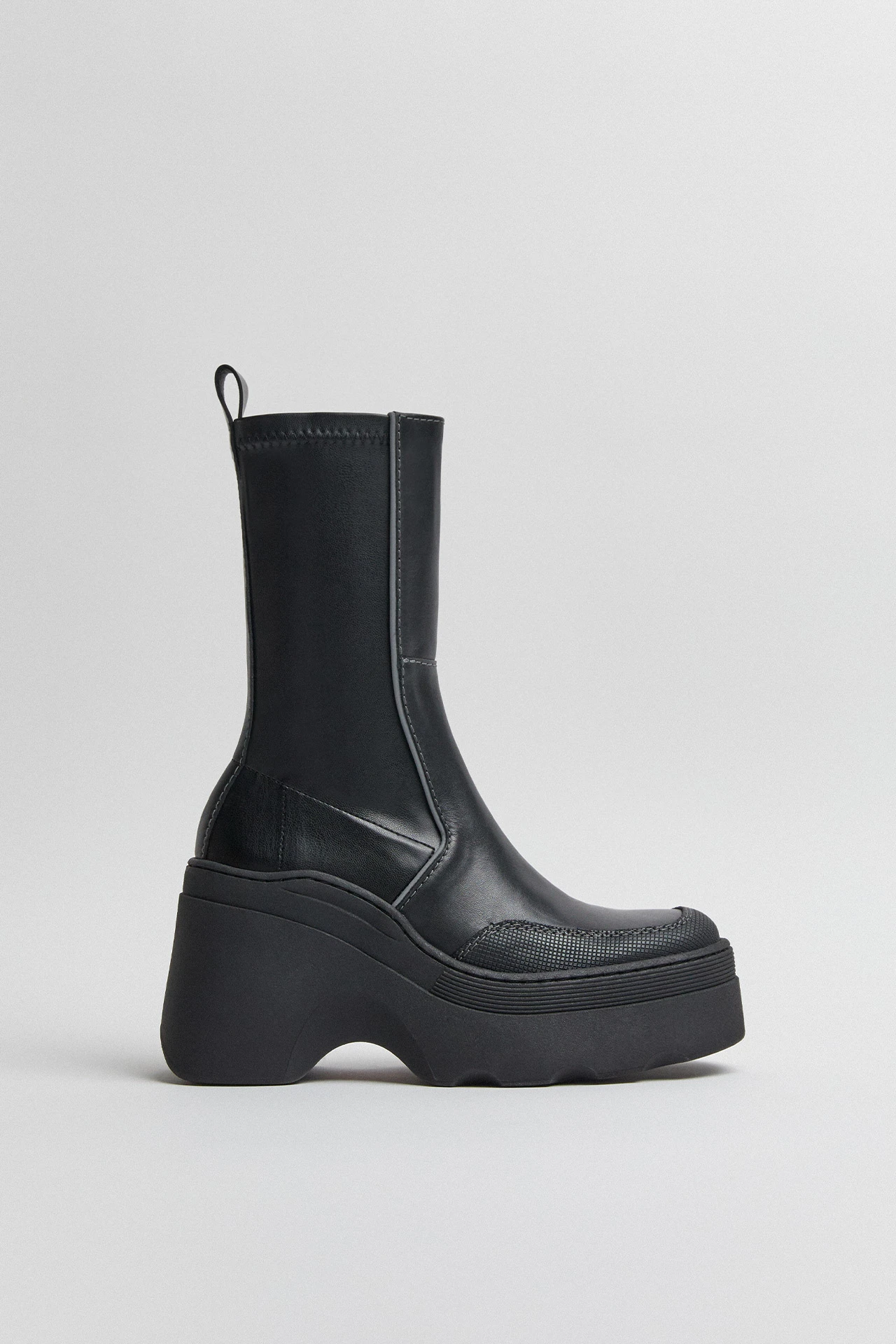 E8-deandra-black-boots-01