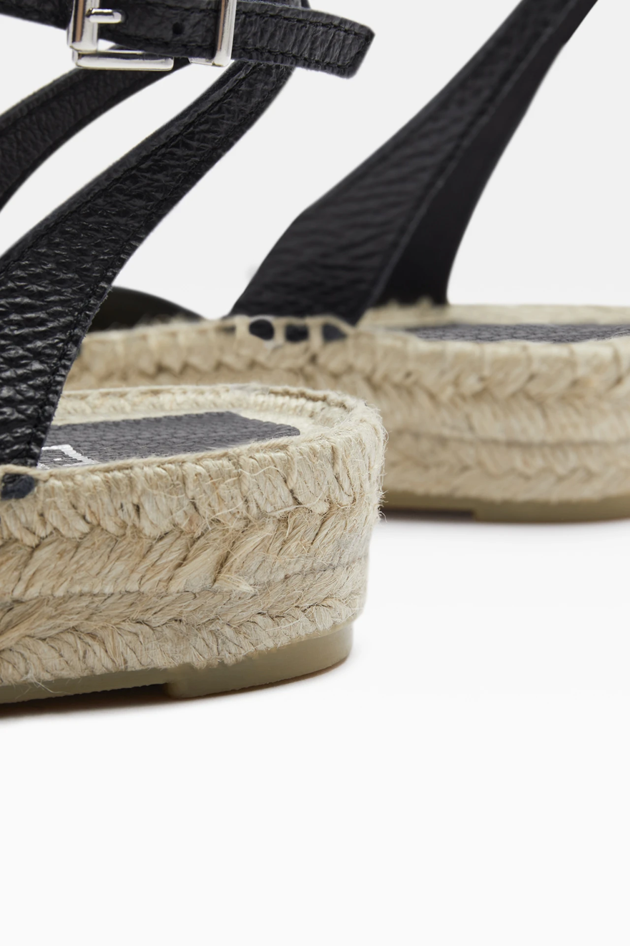 e8-debra-black-grained-leather-sandals-3