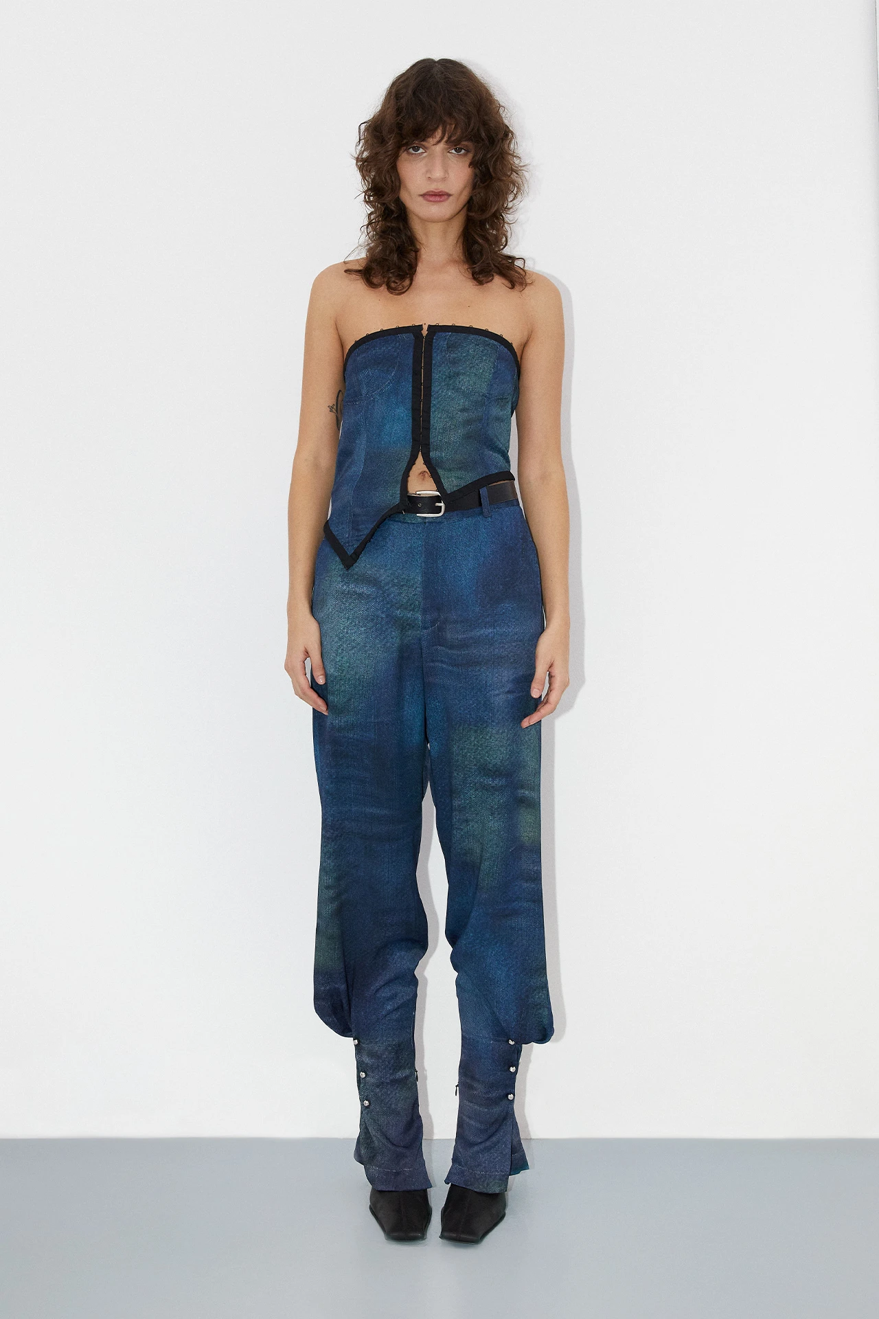 ec-miista-sanne-trousers-piercings-Chione-Blue-Printed-Dress-03