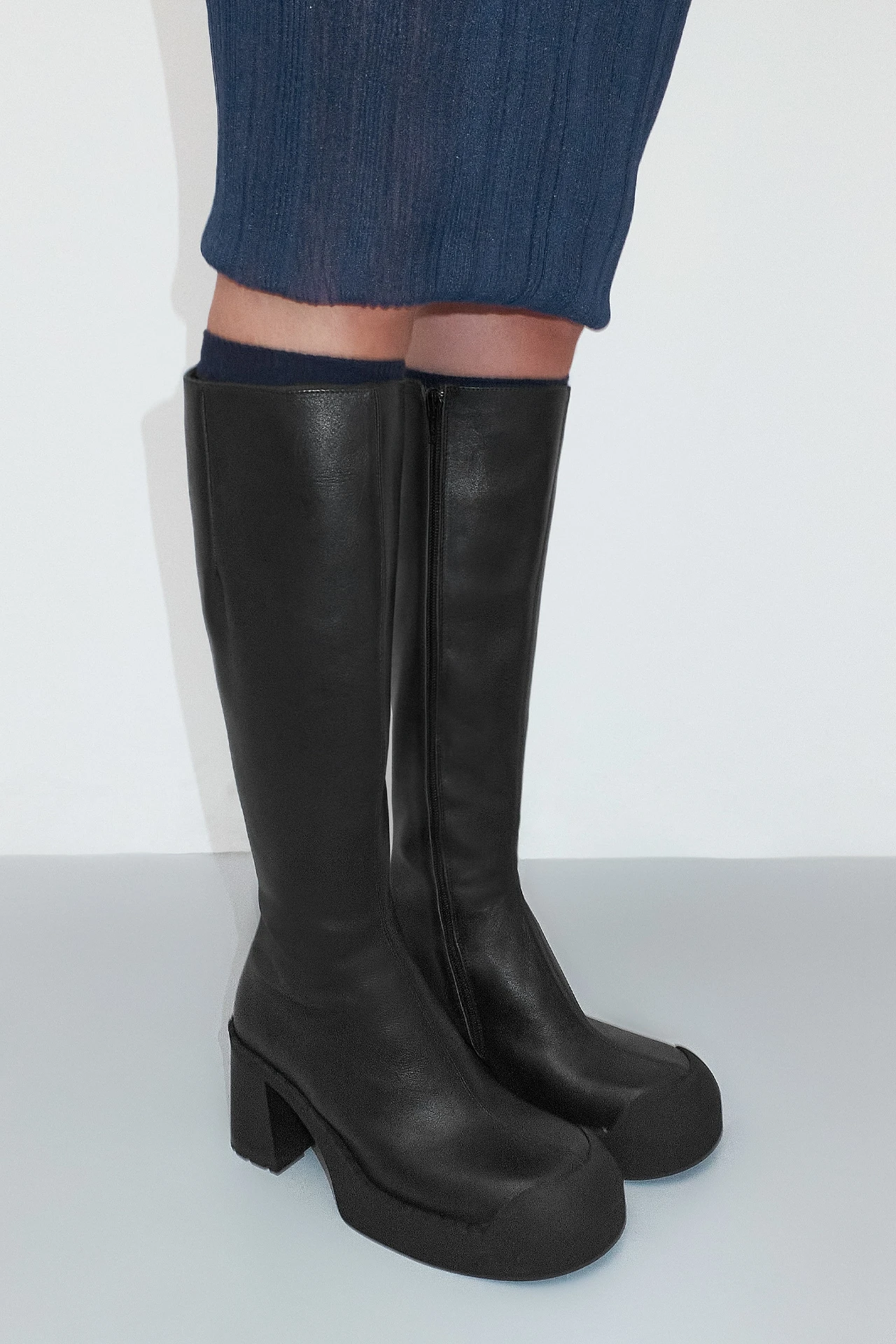 ec-e8-Gesa-Black-Tall-Boots-01