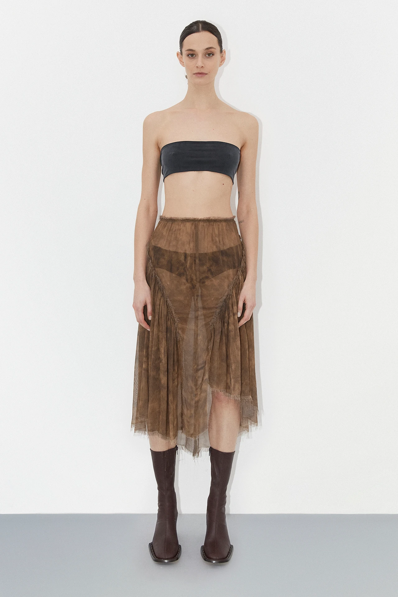 Total-griselda-brown-skirt-ivet-black-bra-chasity-brown-stretch-boots-01