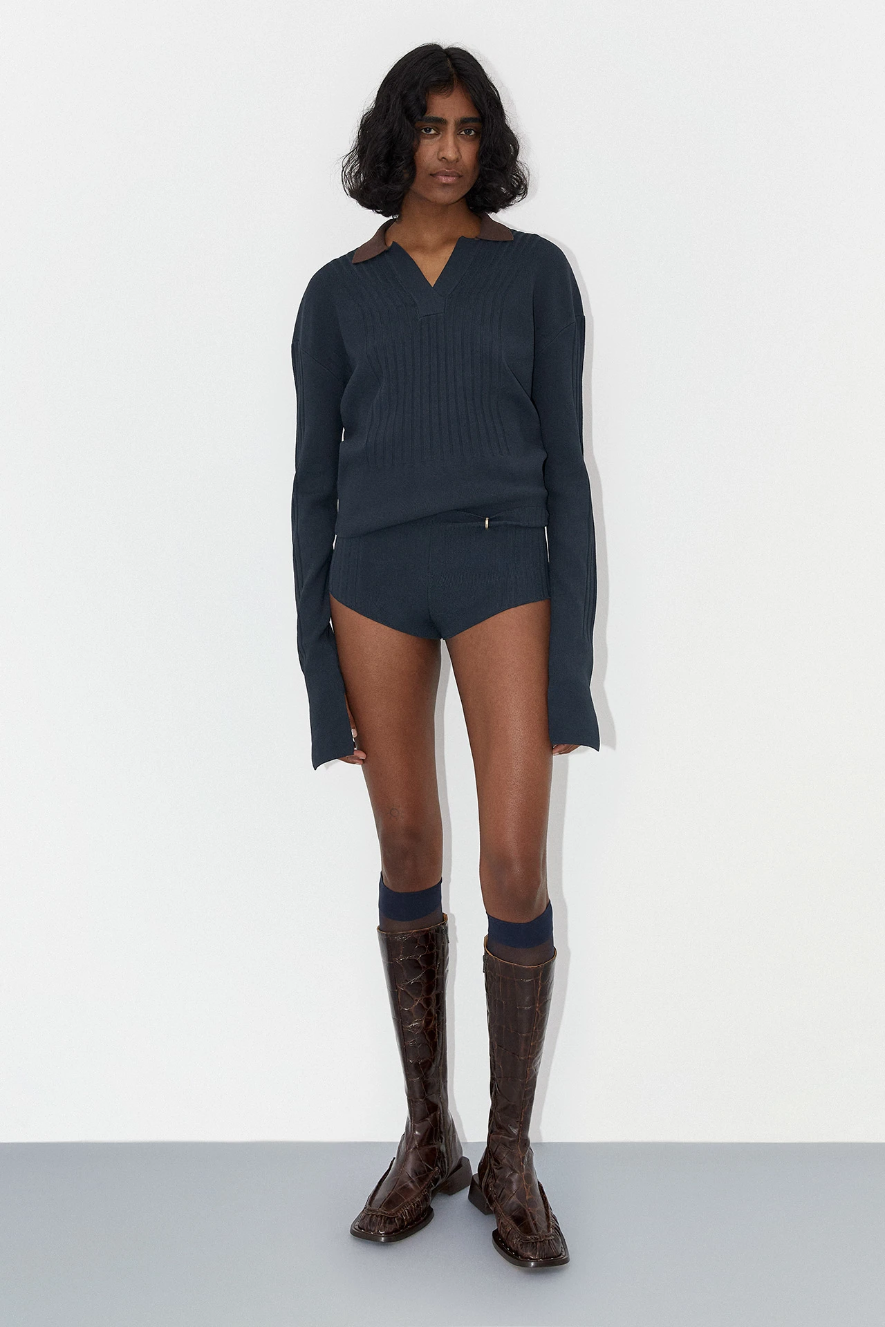 Total-hadai-navy-knit-mini-short-dafne-navy-knit-jumper-pats-brown-coco-tall-boots-01