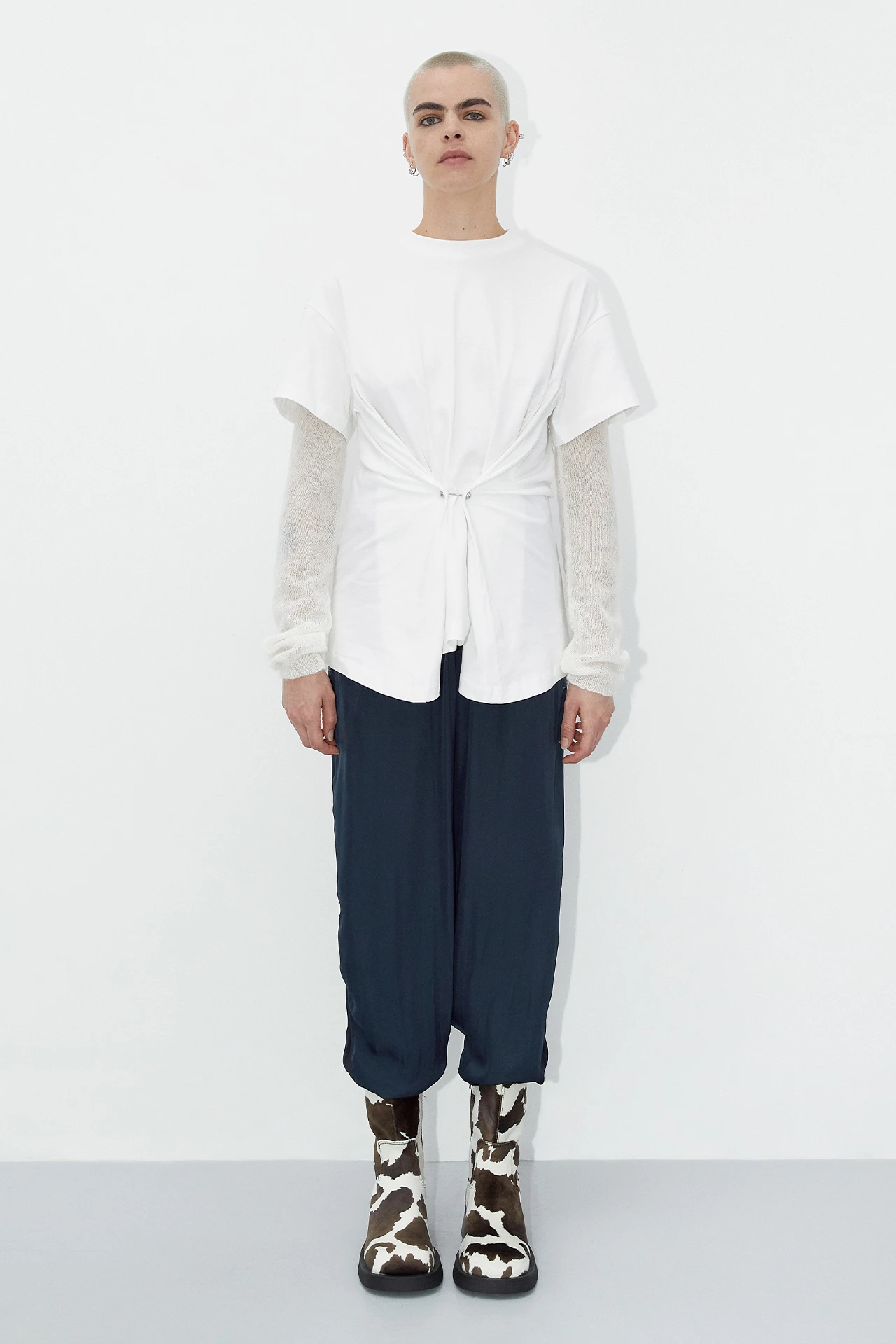 EC-Miista-Lenna-Ecru-Sleeves-Maura-Off-White-Piercing-T-Shirt-nori-midnight-01