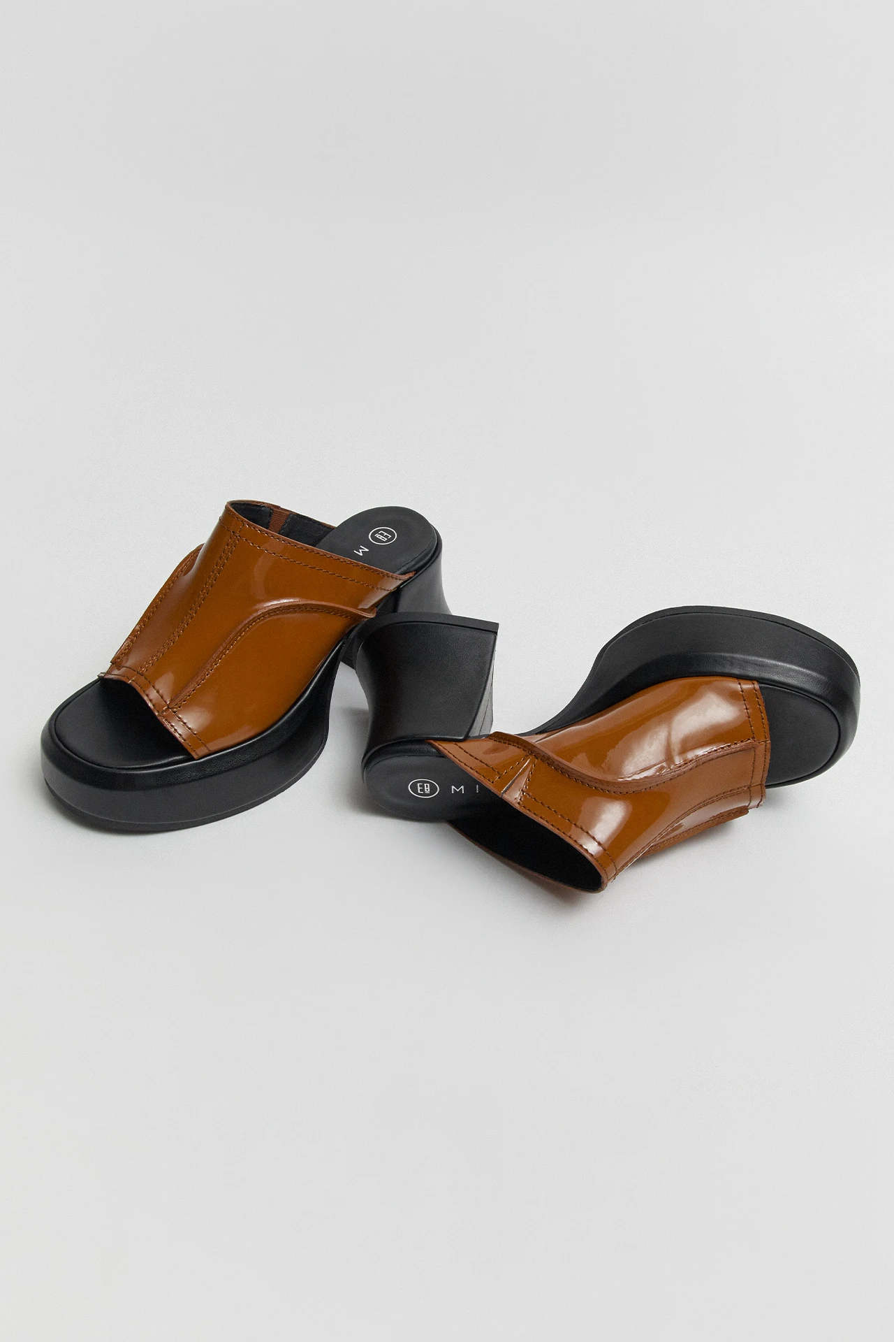 E8-Lota-Chocolate-Sandal-02