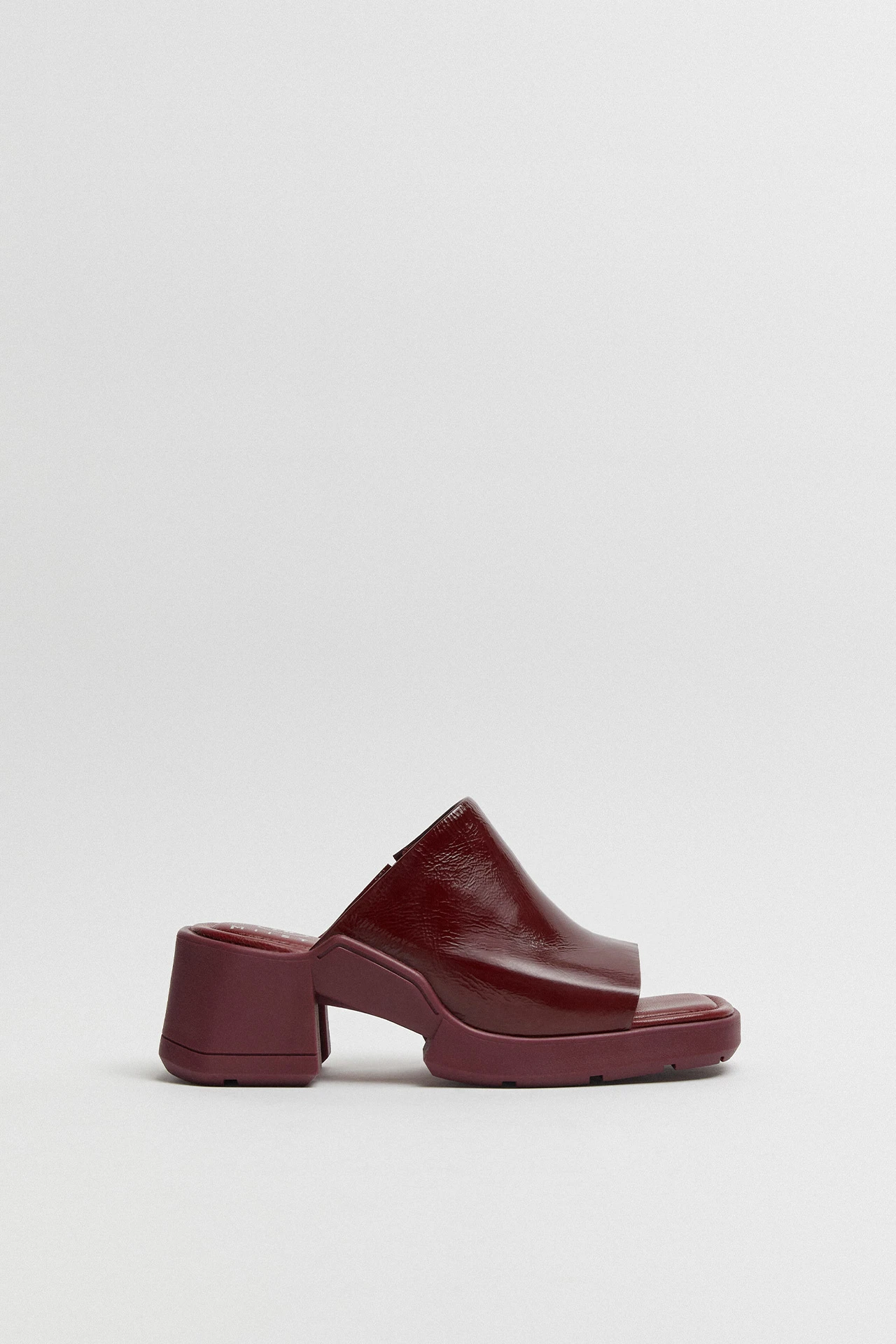 E8-Clarin-Burgundy-Mule-Sandal-01