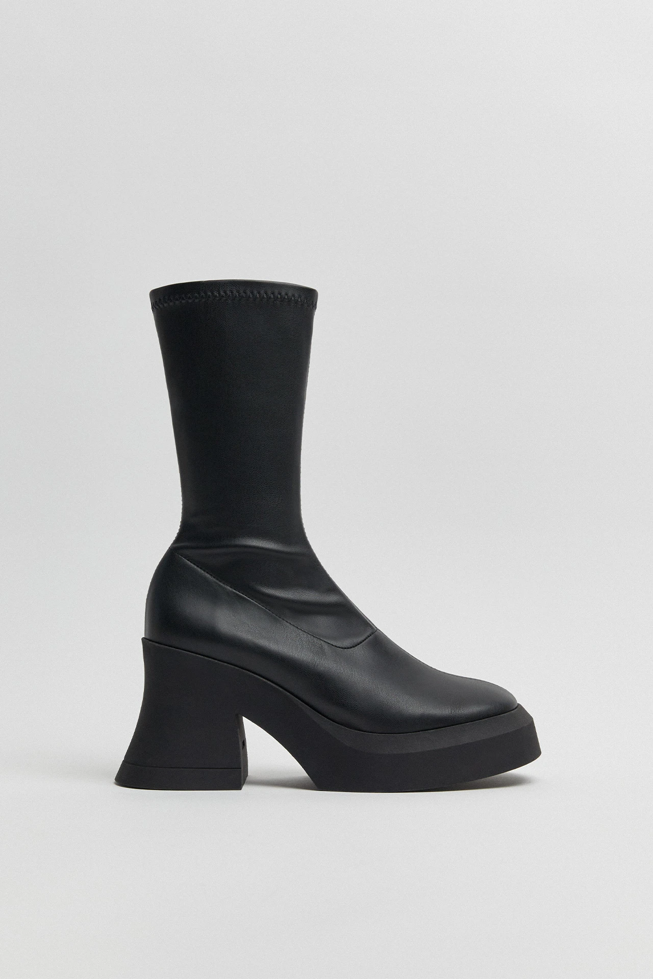 E8-aura-black-boots-01