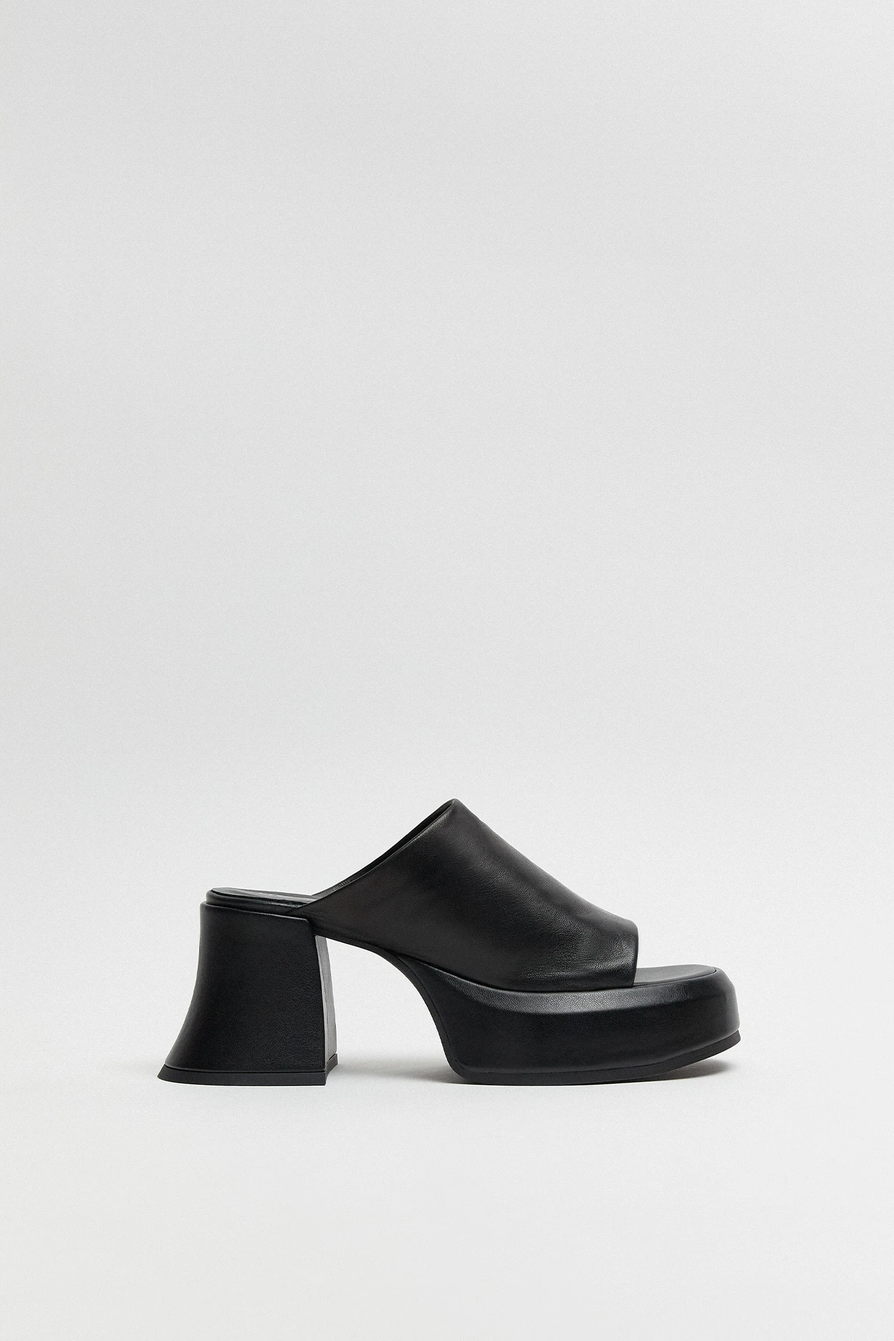 E8-Jimena-Black-Sandal-01