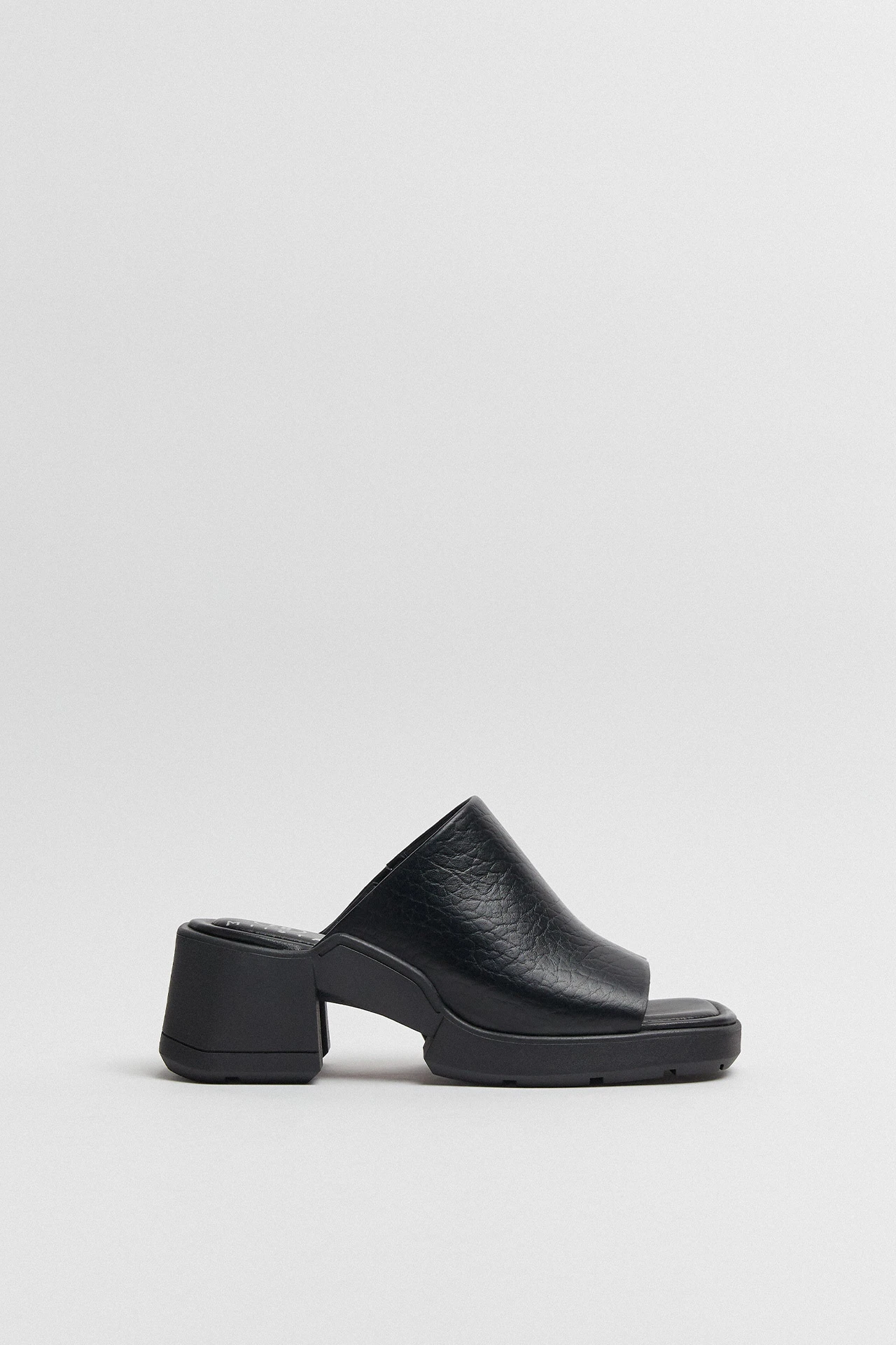 E8-Clarin-Black-Mule-Sandal-01