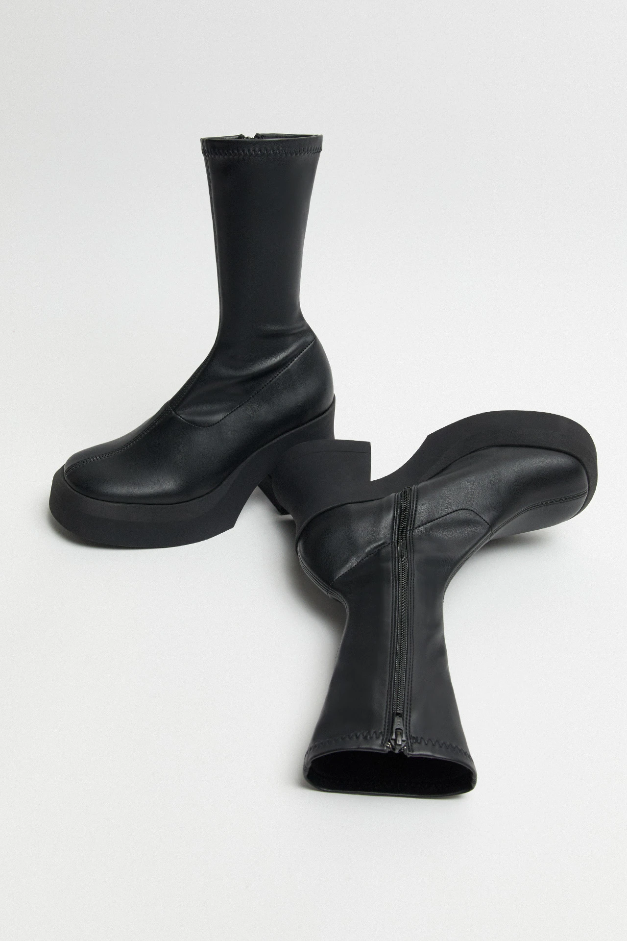 E8-aura-black-boots-02
