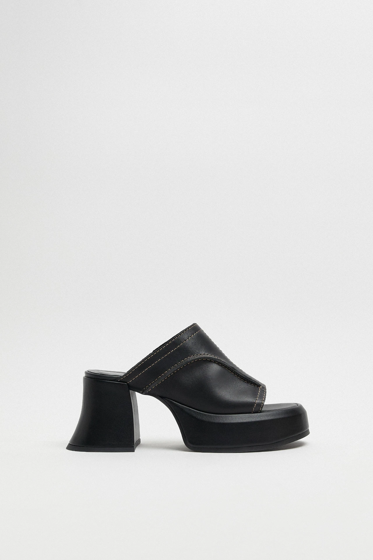 E8-Lota-Black-Sandal-01