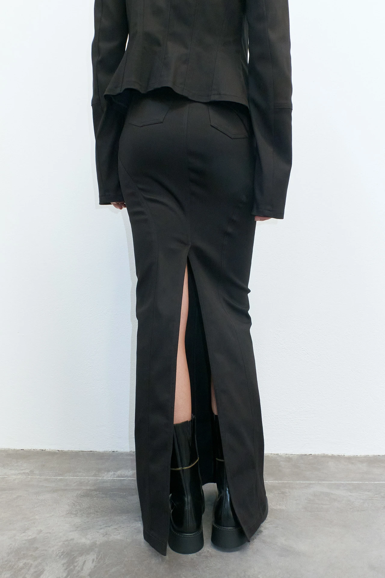 EC-miista-costa-black-shirt-luz-black-skirt-13