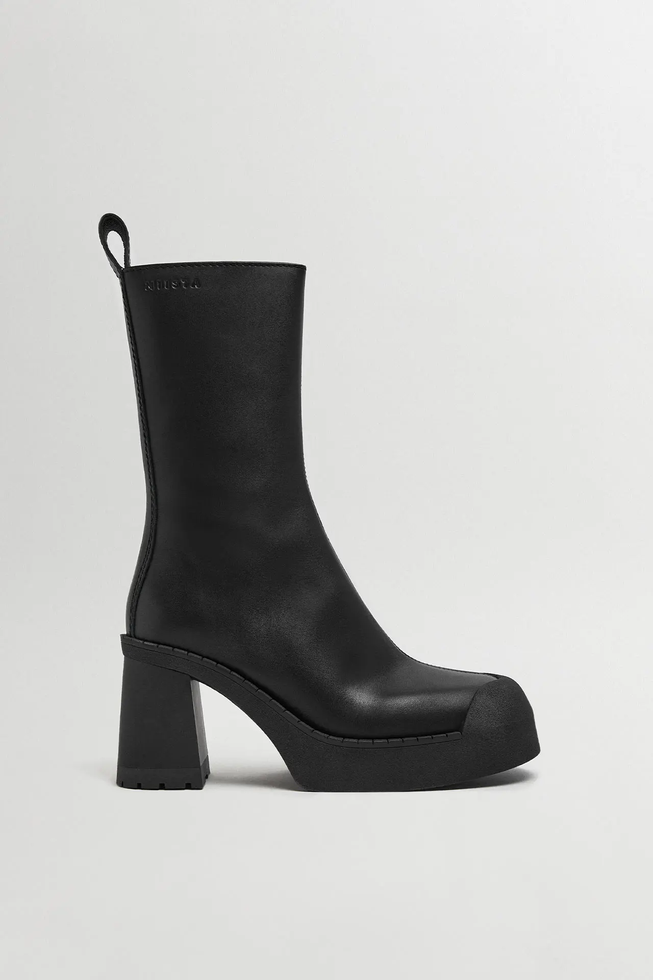 e8-Sibylle-Black-Boots-01