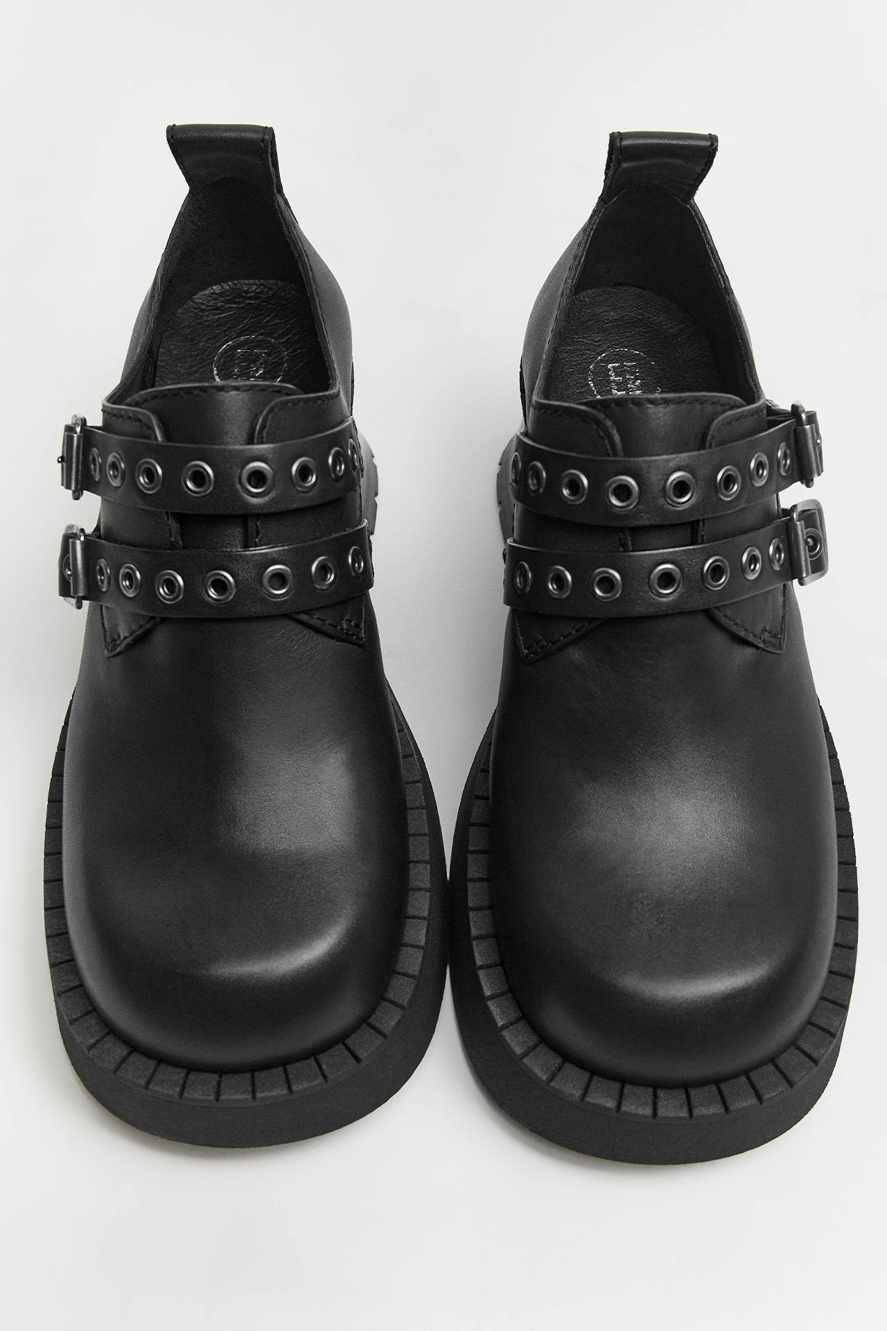 E8-Ute-Black-Brogues-03