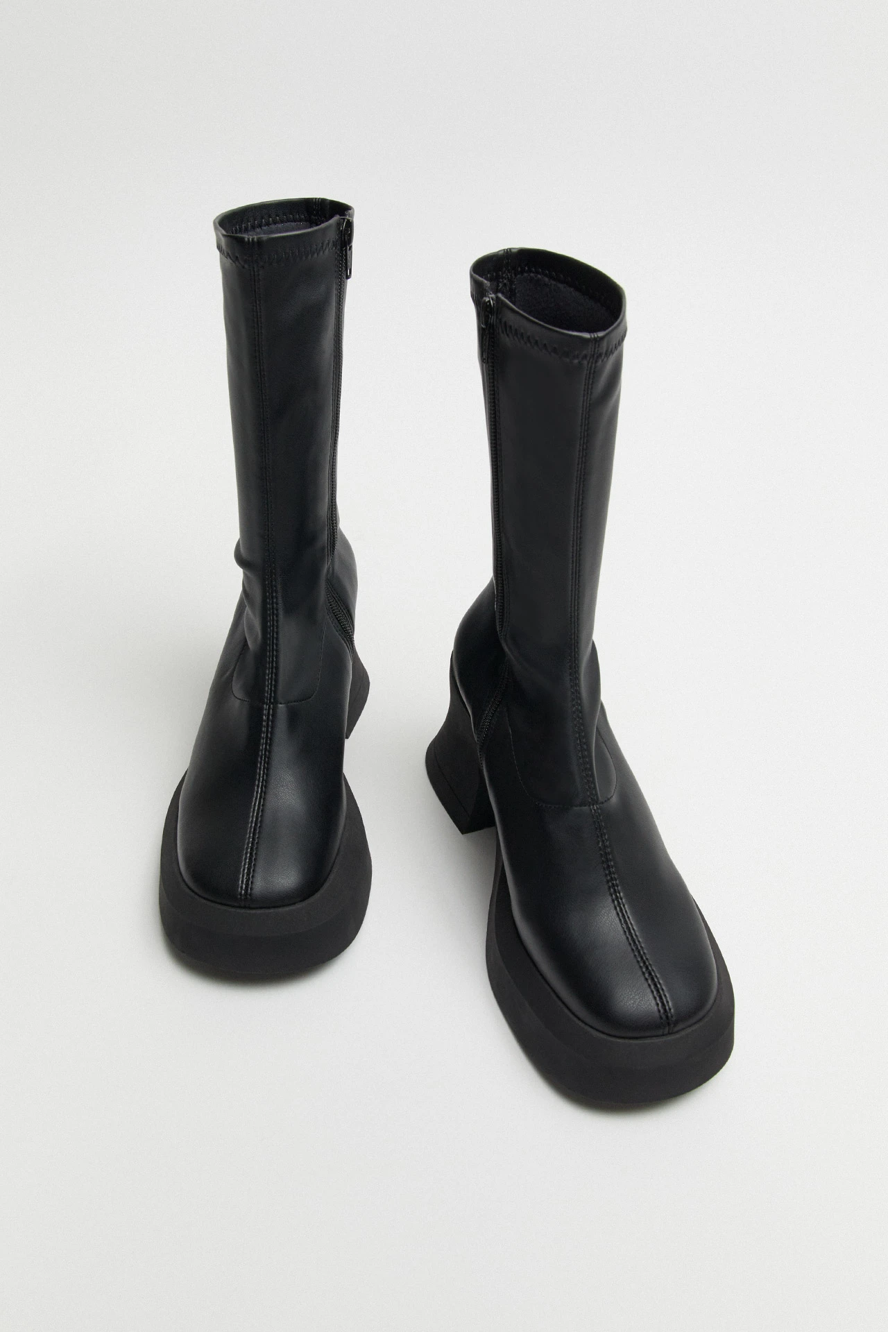 E8-aura-black-boots-03