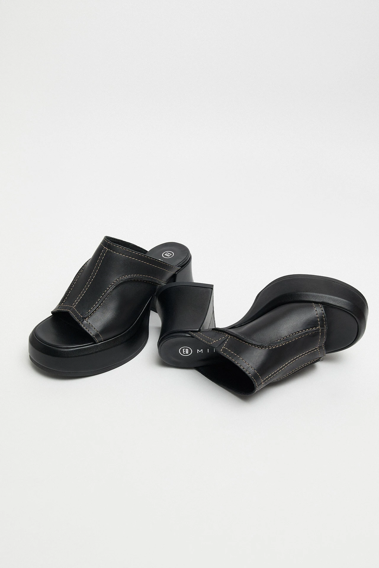 E8-Lota-Black-Sandal-02