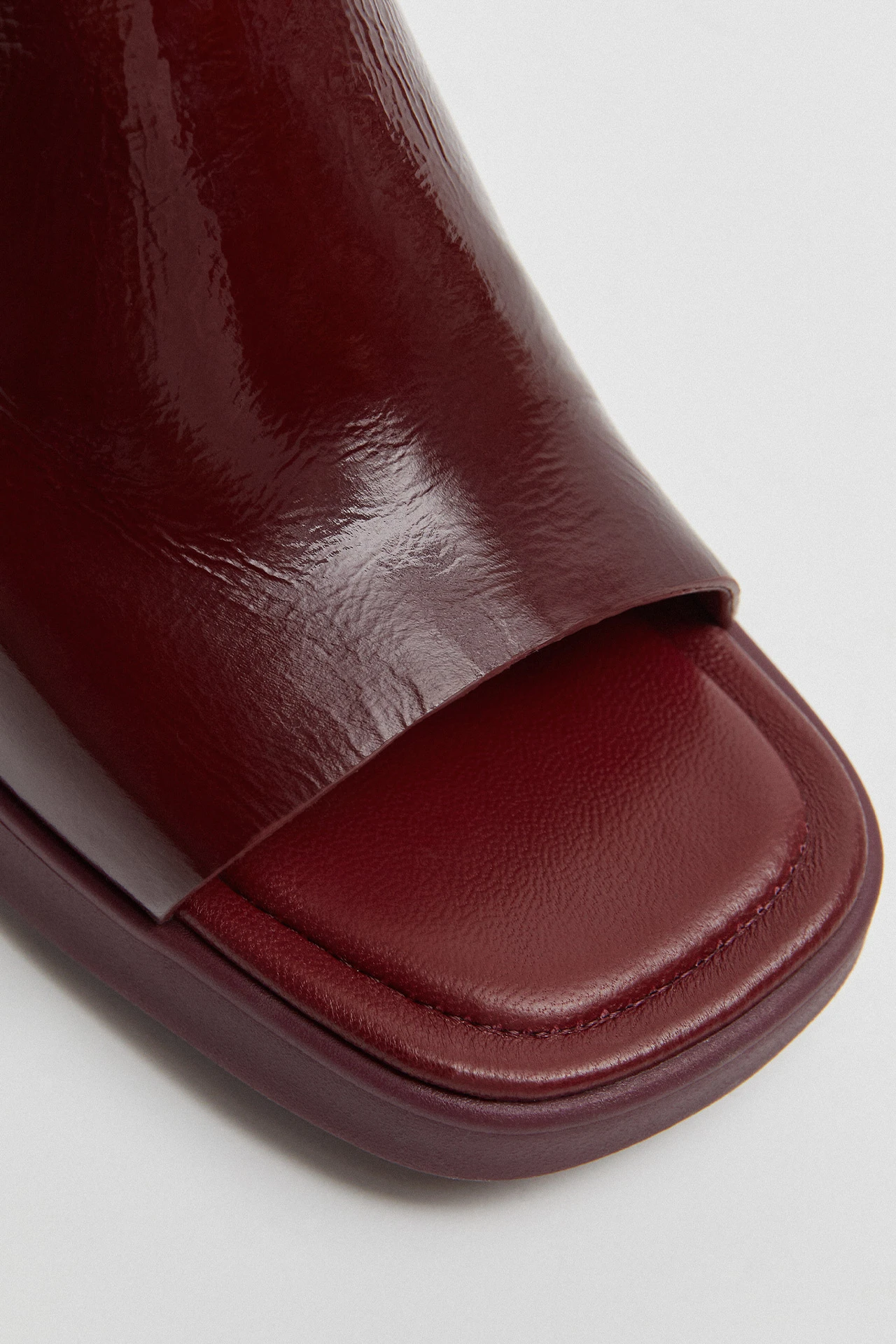 E8-Clarin-Burgundy-Mule-Sandal-05