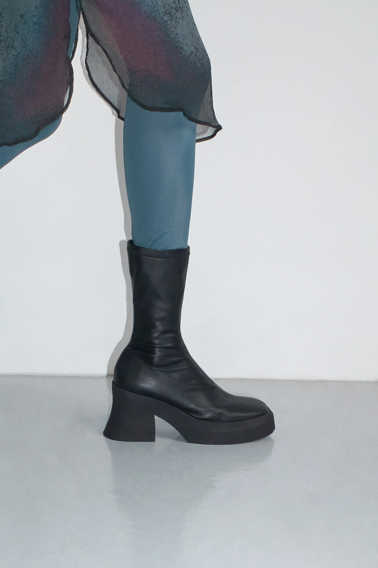 EC-E8-aura-black-boots-02