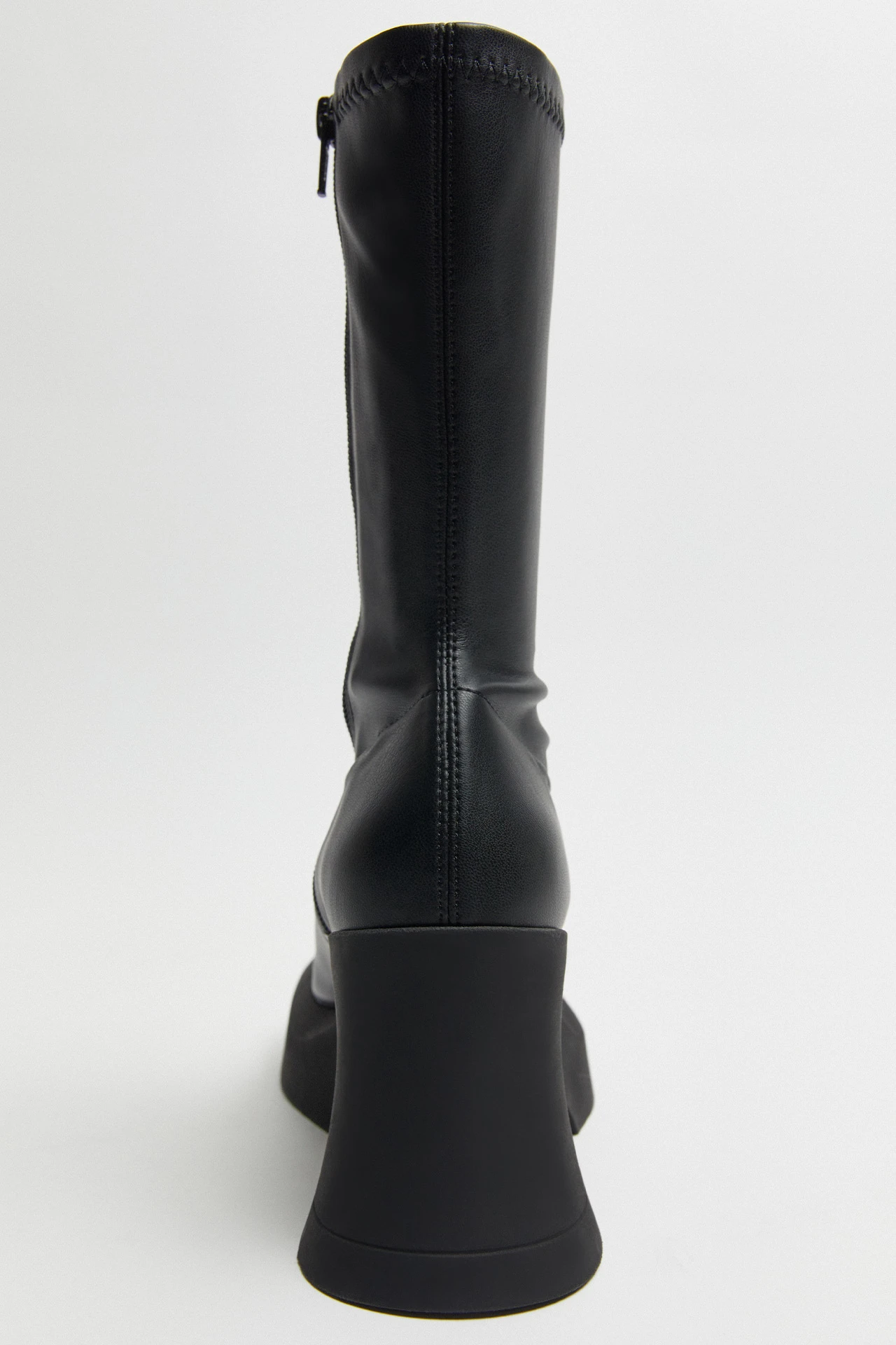 E8-aura-black-boots-04
