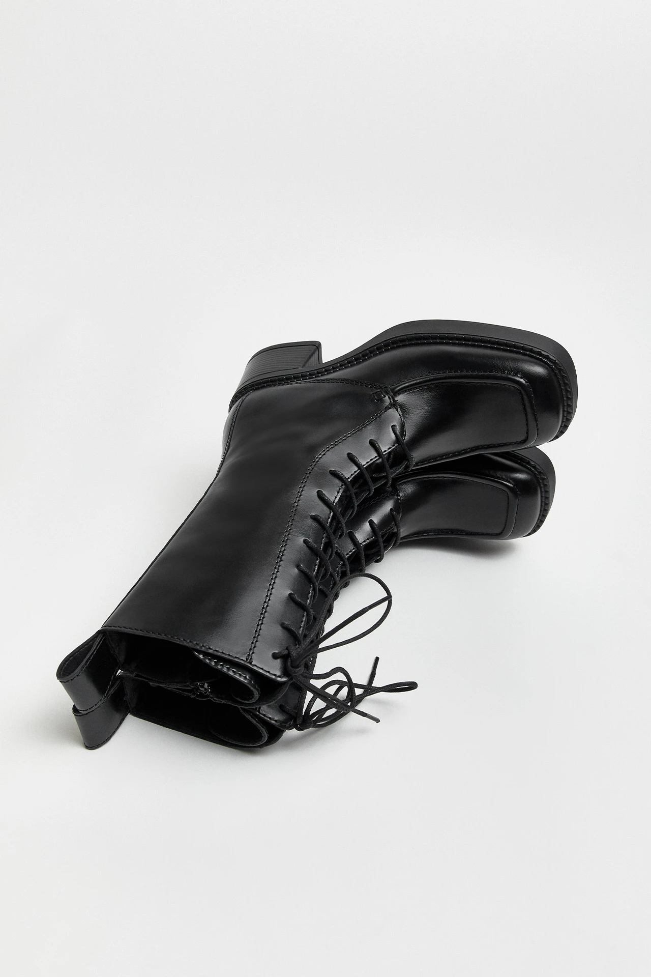 E8-Agustina-Black-Ankle-Boots-03