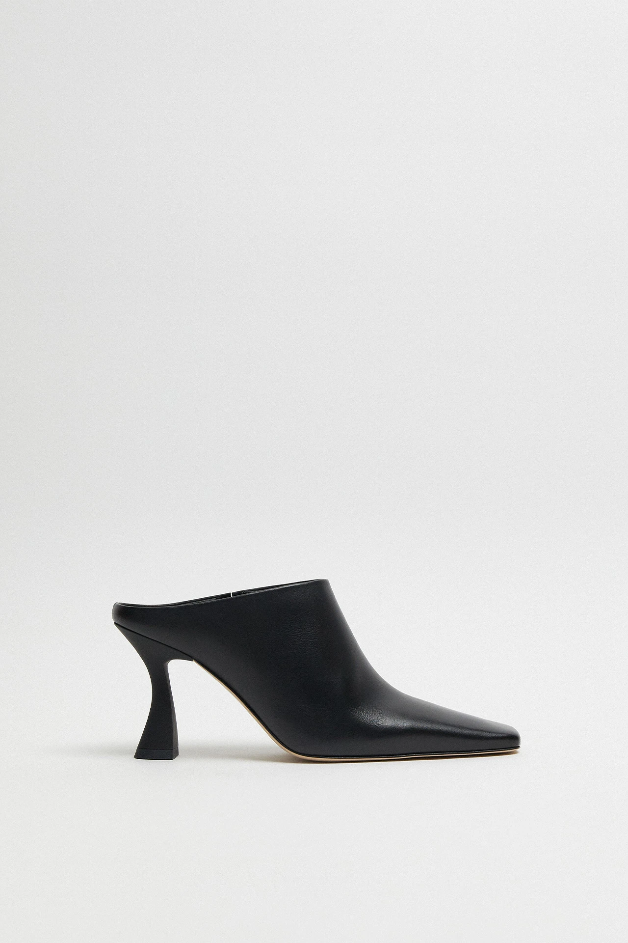 E8-Manuela-Black-Mule-01