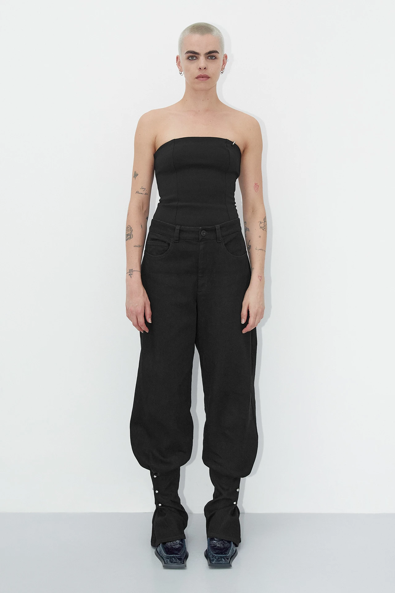 ec-miista-tilma-black-top-Lotus-Black-Denim-Piercing-Trousers-01