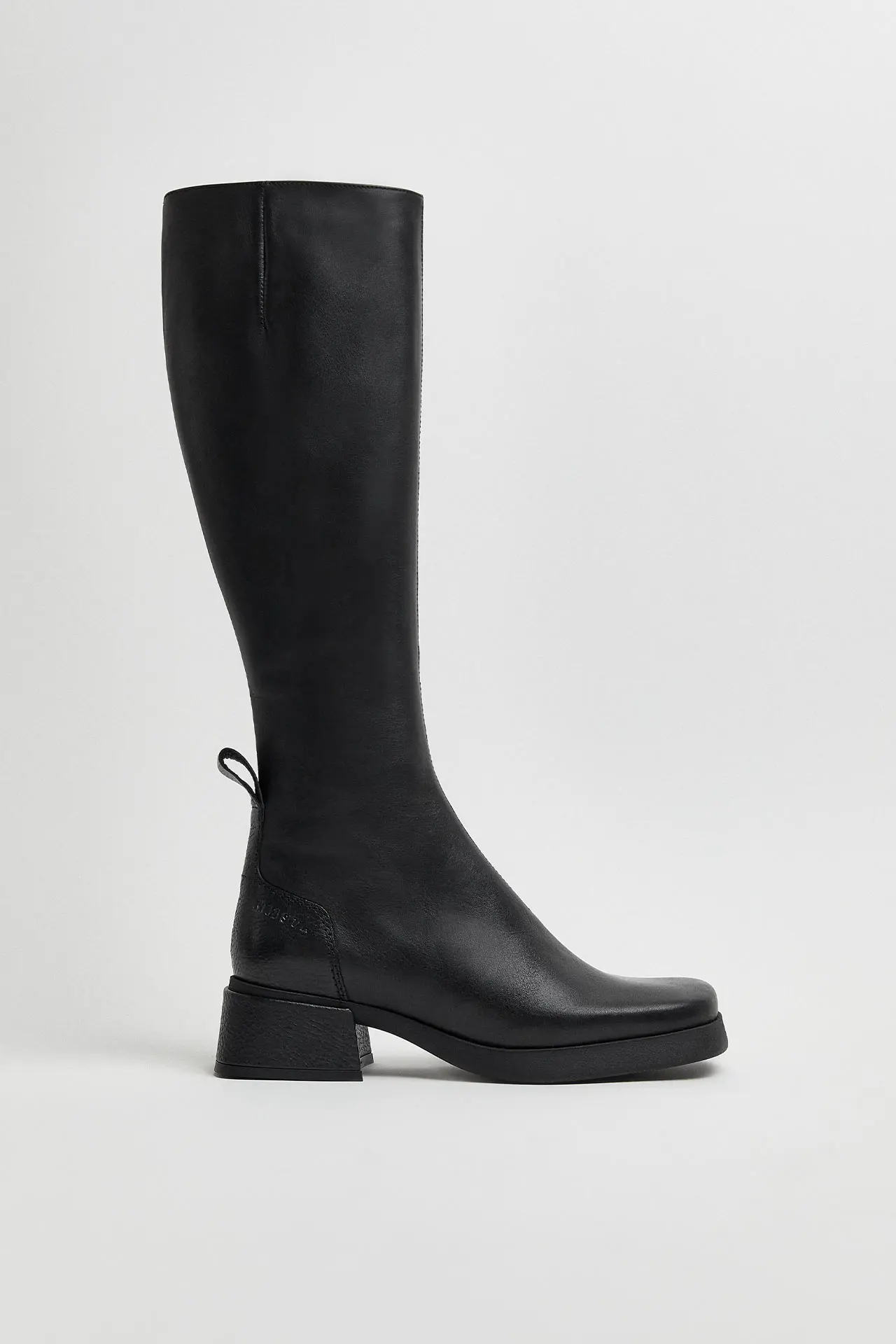 E8-Brunilhda-Black-Tall-Boots-01