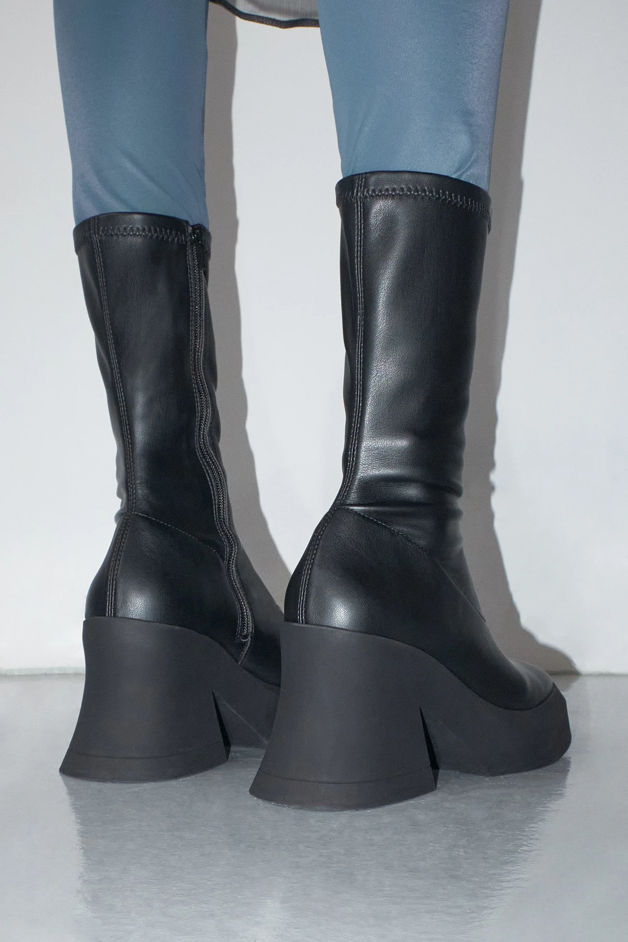 EC-E8-aura-black-boots-03