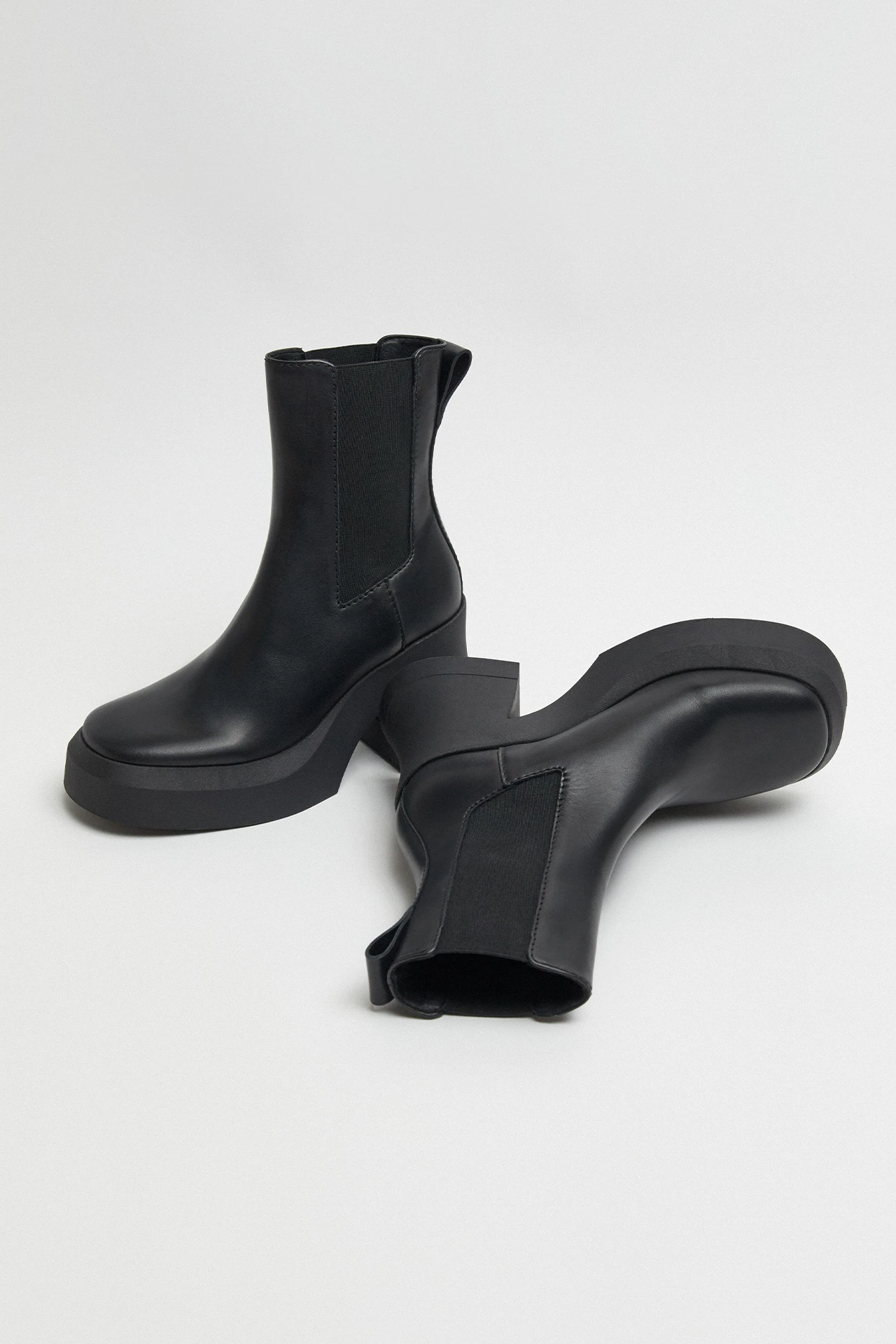 E8-analu-black-ankle-boots-02