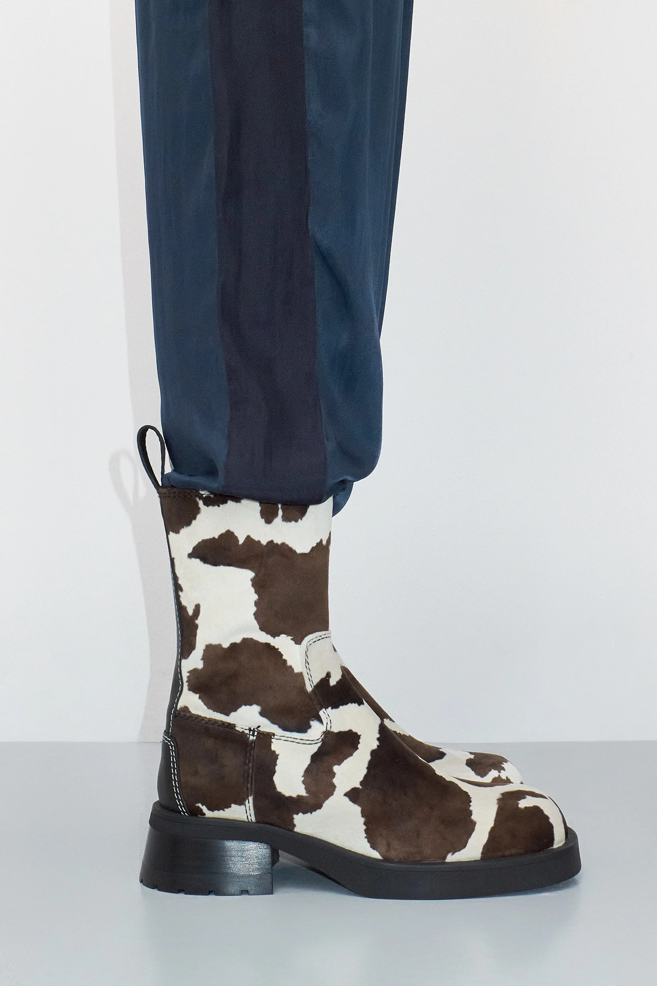 ec-e8-Yolanda-Cow-Ankle-Boots-04