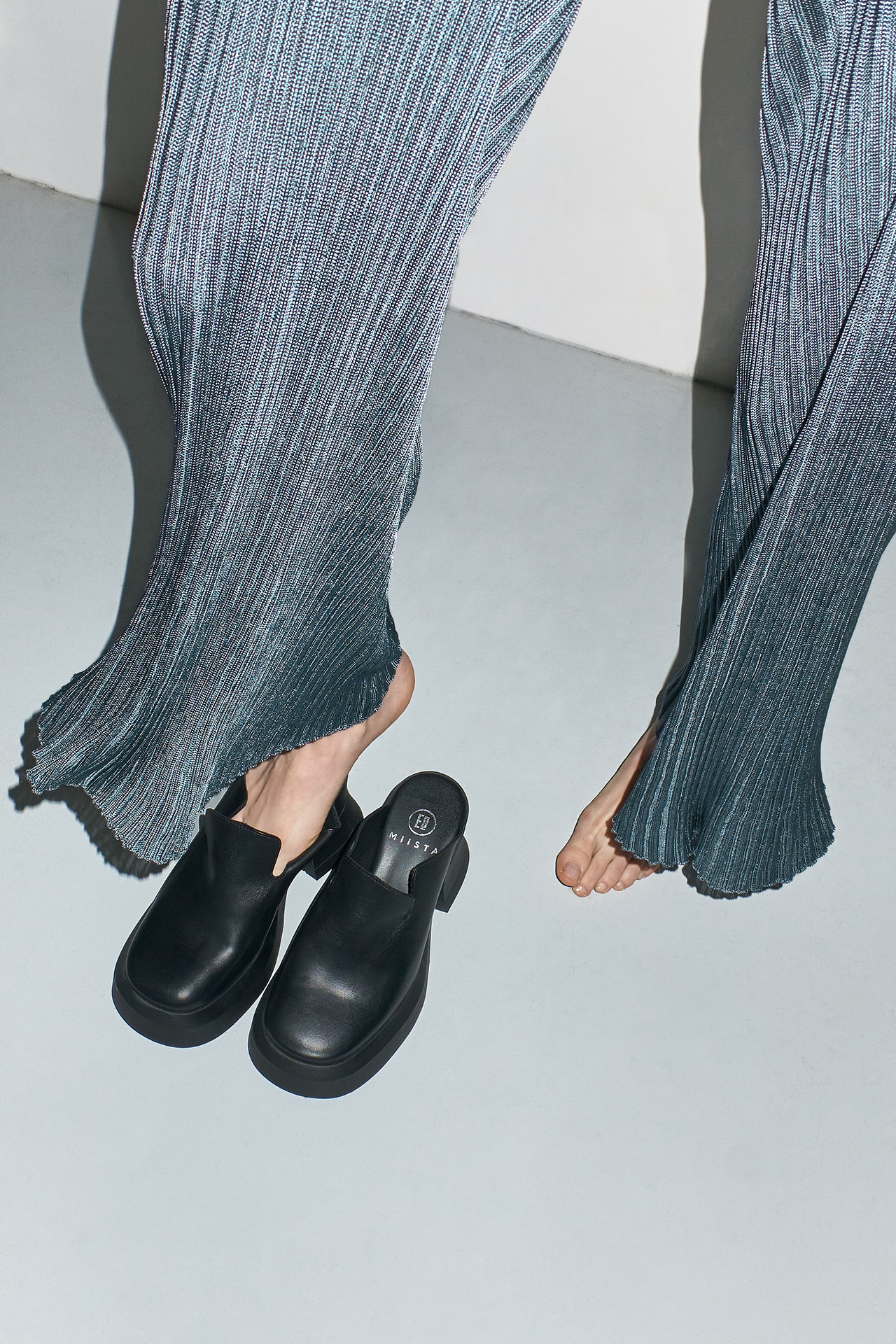 【完売】Wilma Black Mules　シューズ　MIISTA 完売】Wilma Black MulesシューズMIISTA