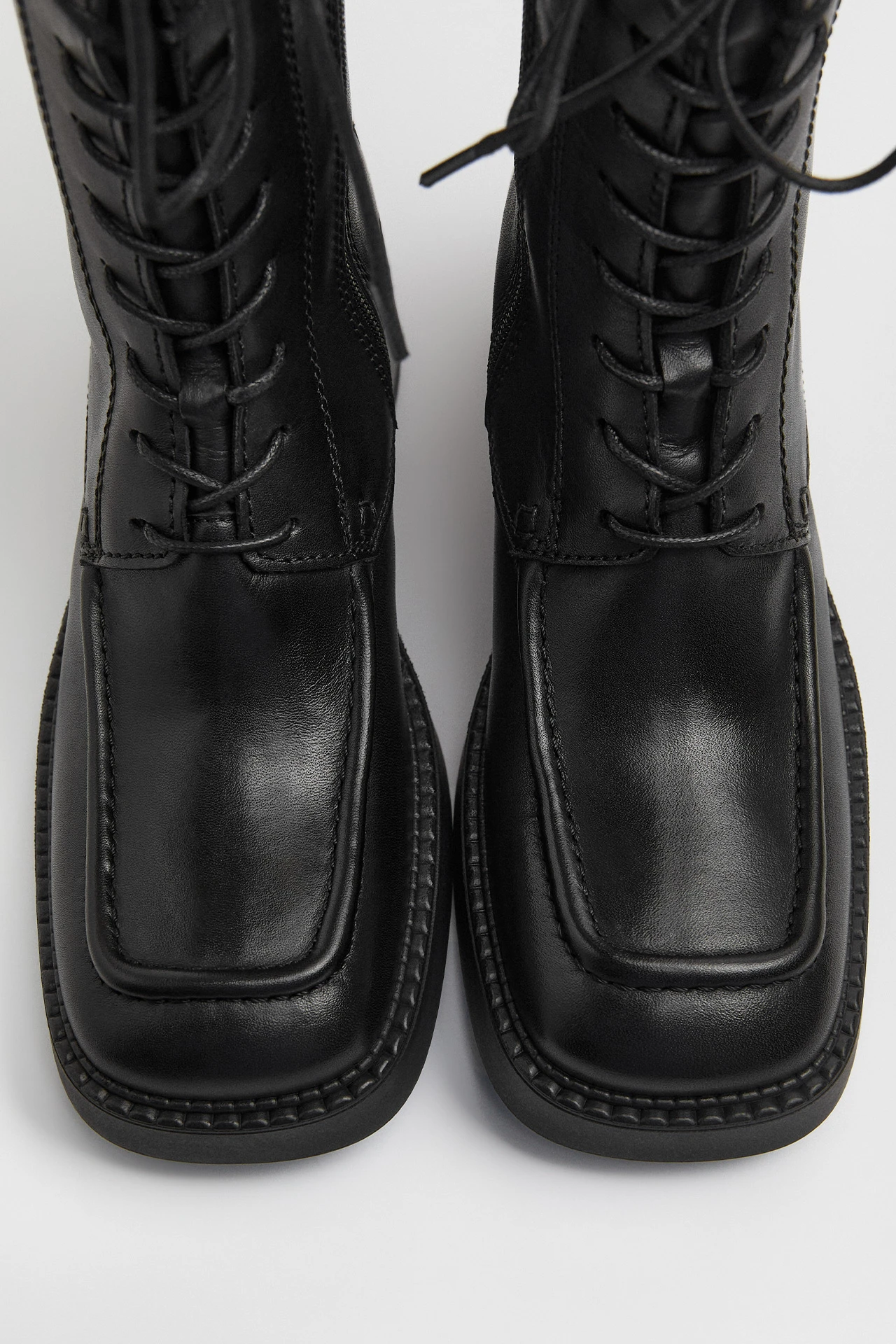 E8-agustina-black-brushed-boots-04