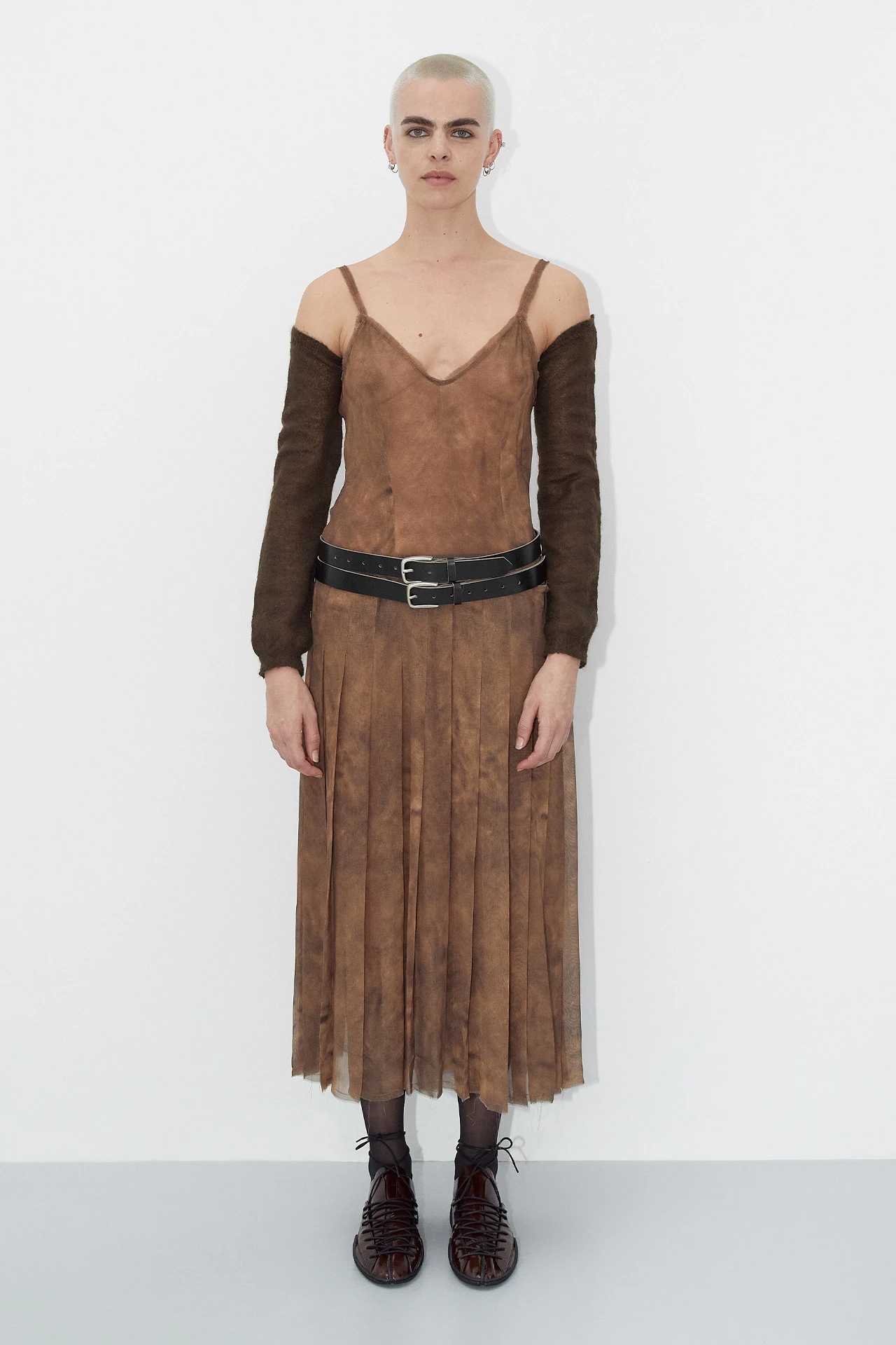 EC-Miista-Prudence-Brown-Lace Sneakers-Lenna-Brown-Sleeves-Kamila-Brown-Dress-01