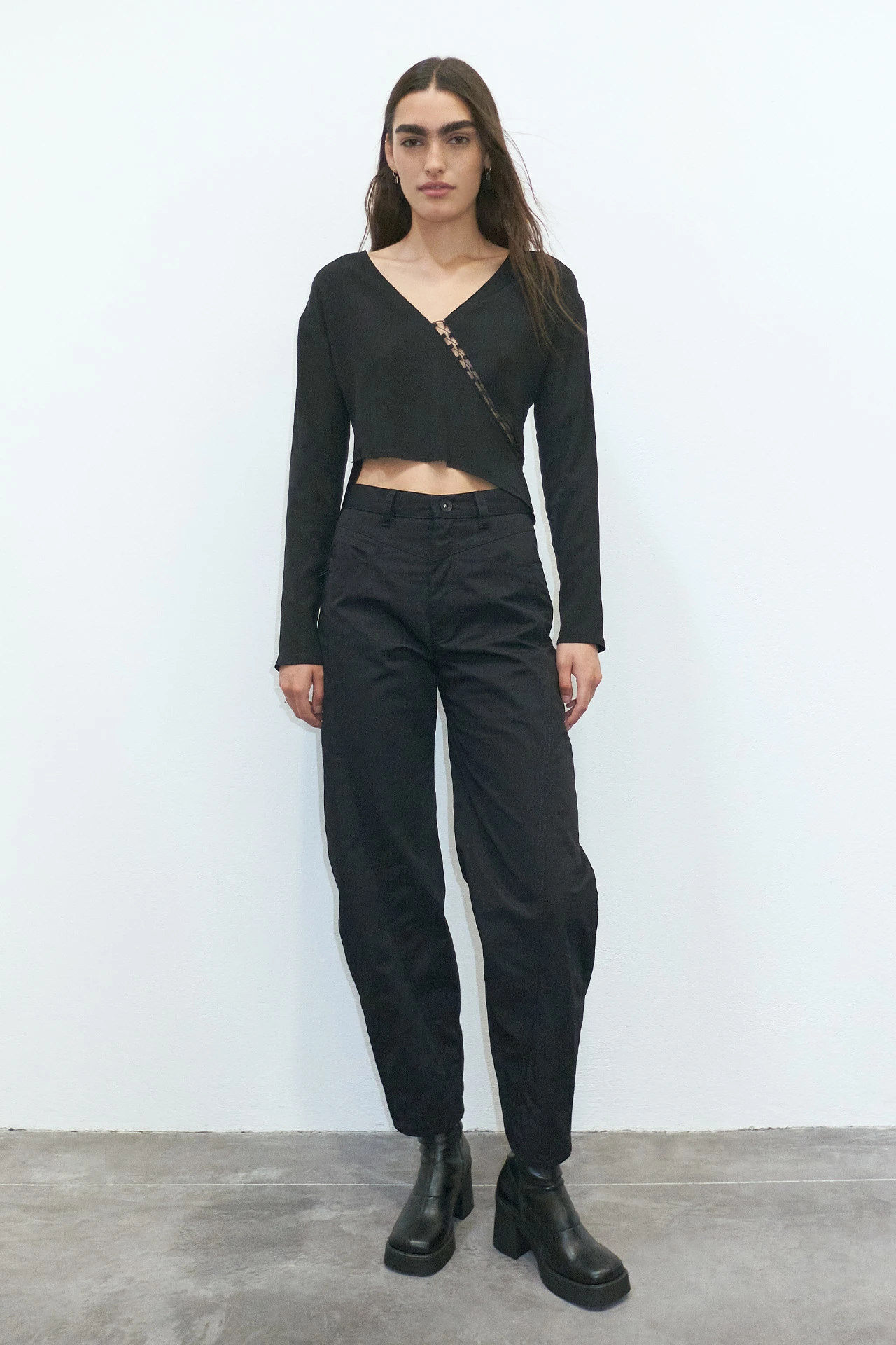 EC-miista-reis-black-top-abai-black-trousers-01