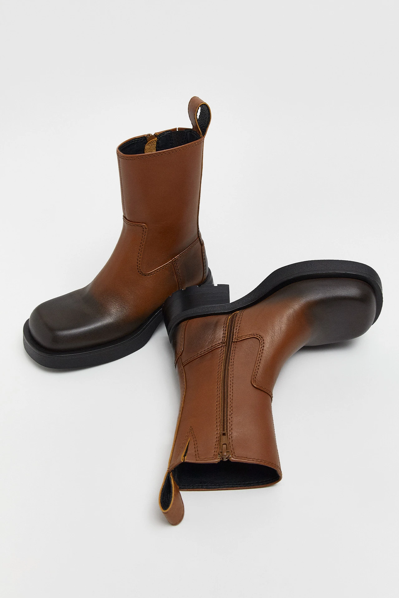 E8-Yolanda-brown-black-ankle-boots-02