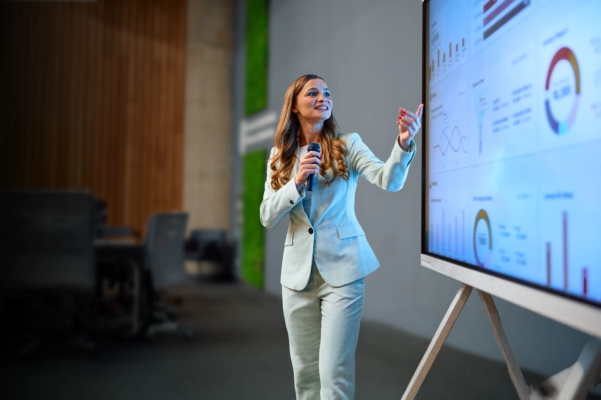 Presenter pointing at analytics screen for Zensar SAS AI innovation partnership