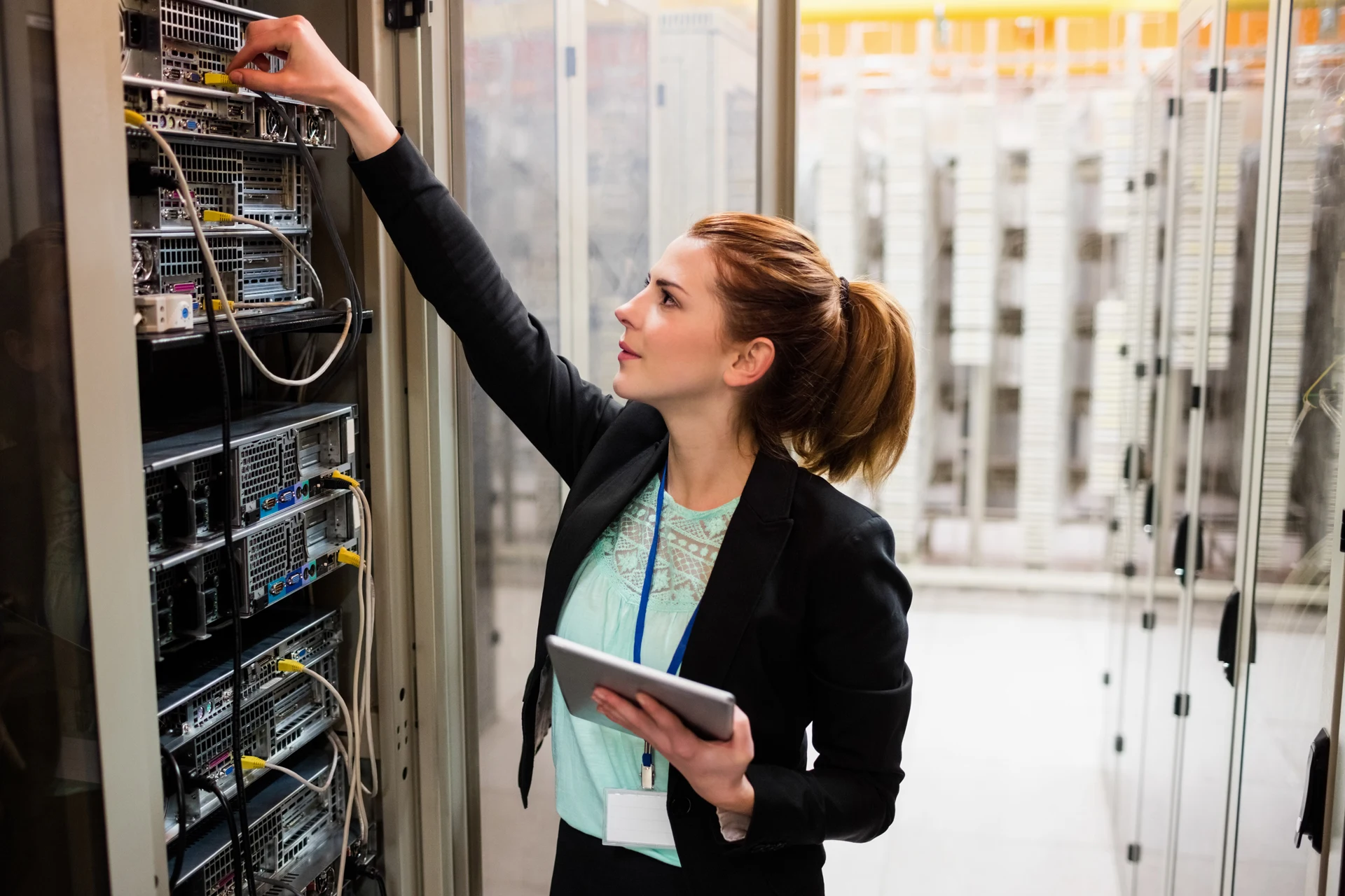 Professional managing server connections in a data center environment